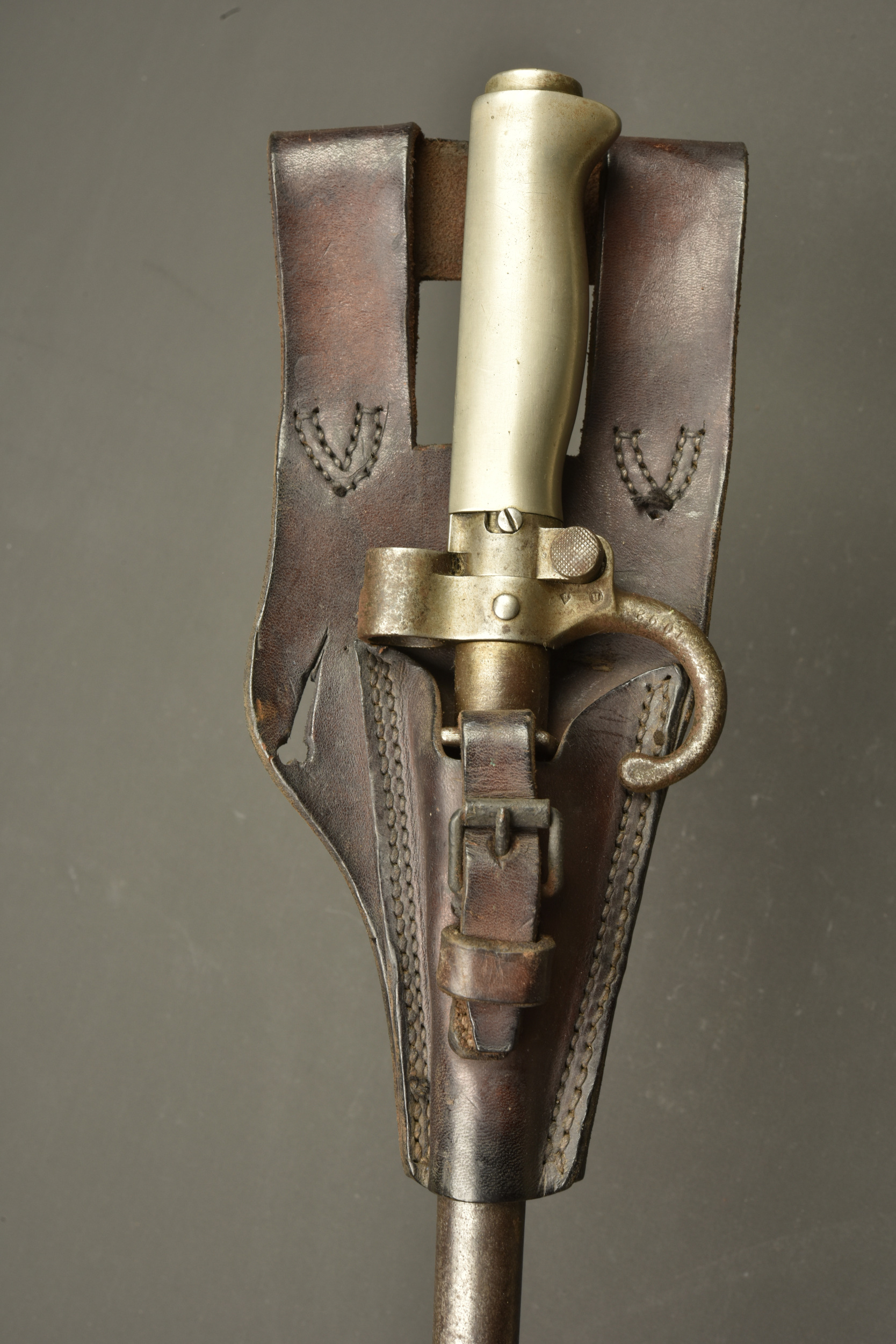 Epée baïonnette Lebel 1886 avec porte fourreau. Lebel Model 1886 sword bayonet with frog — photo 2
