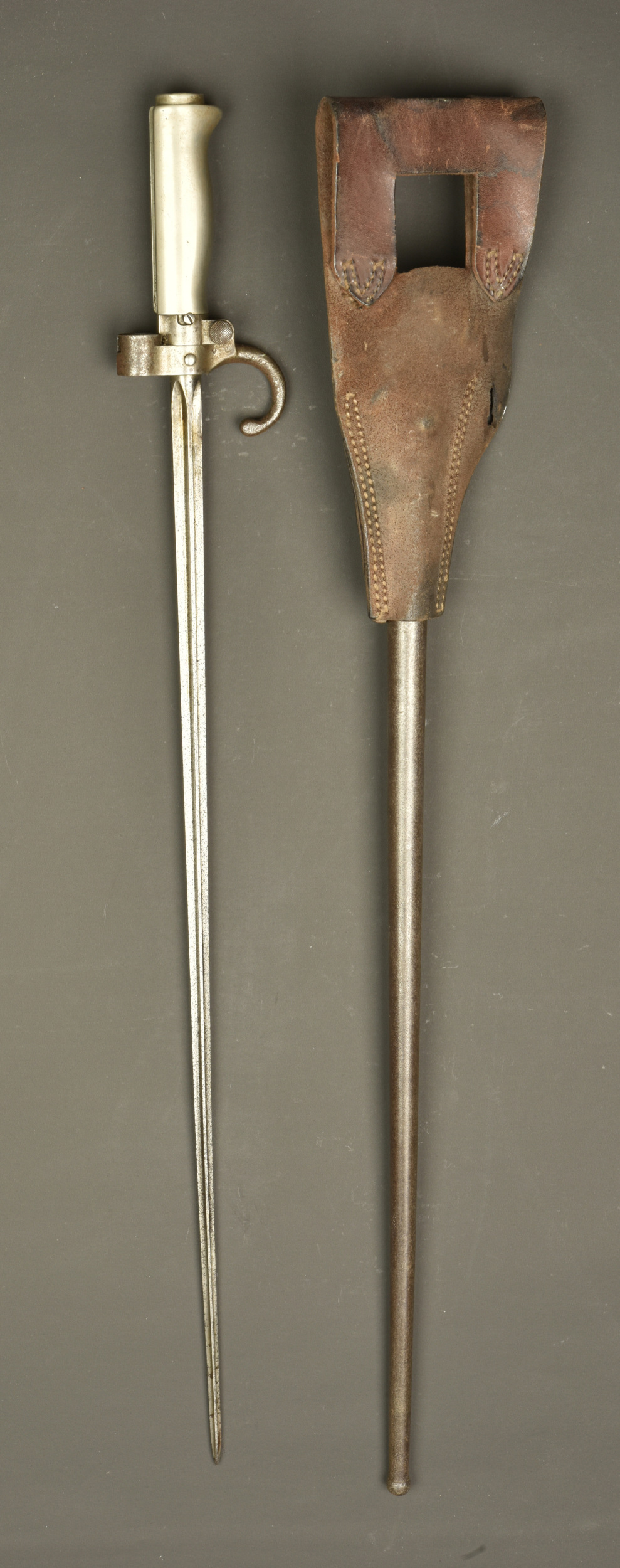Epée baïonnette Lebel 1886 avec porte fourreau. Lebel Model 1886 sword bayonet with frog — photo 3