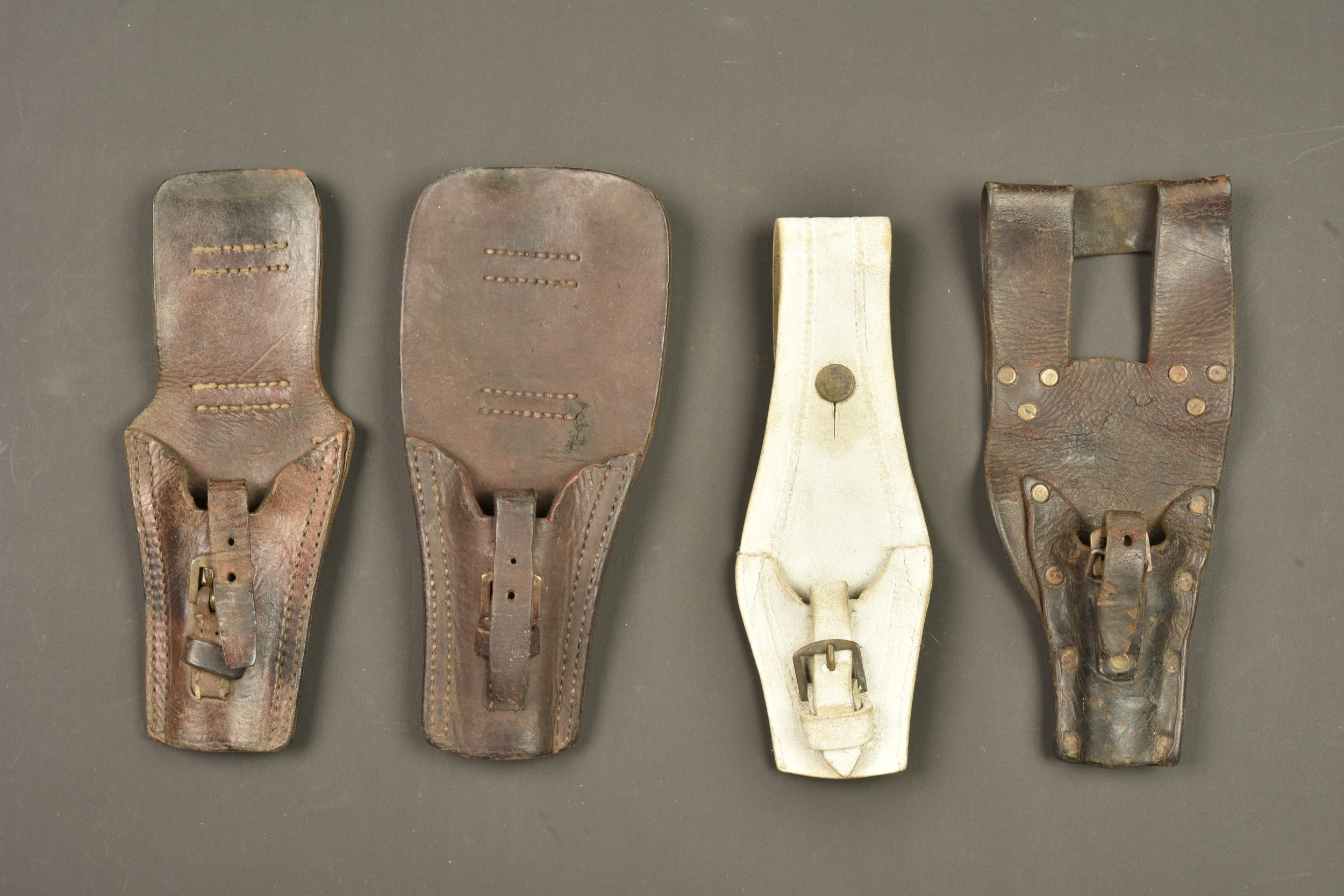 Lot de 4 portes baïonnette français. Lot of four French bayonet frogs — photo 1