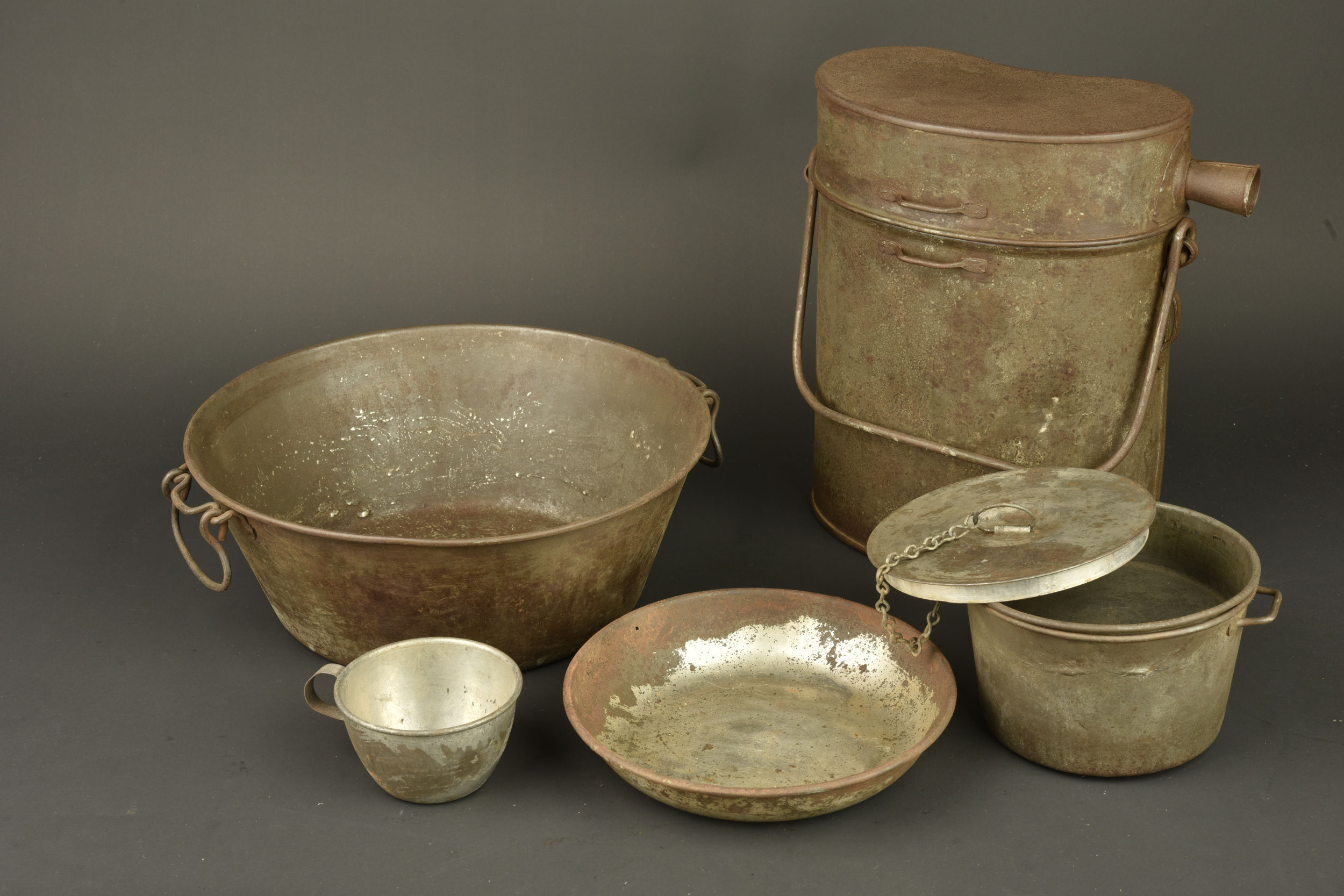 Ensemble bouthéon, gamelles et plats français.Set of French bidons, mess tins and plates — photo 1