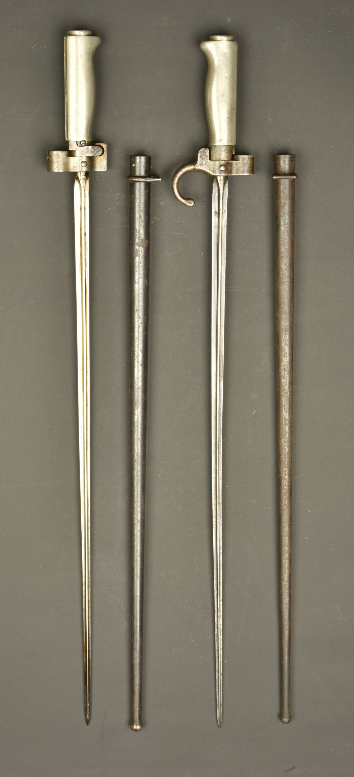Lot de 2 épée baïonnette Lebel 1886 poignées maillechort. Lot of two Lebel Model 1886 sword bayonets with nickel silver grips — photo 1