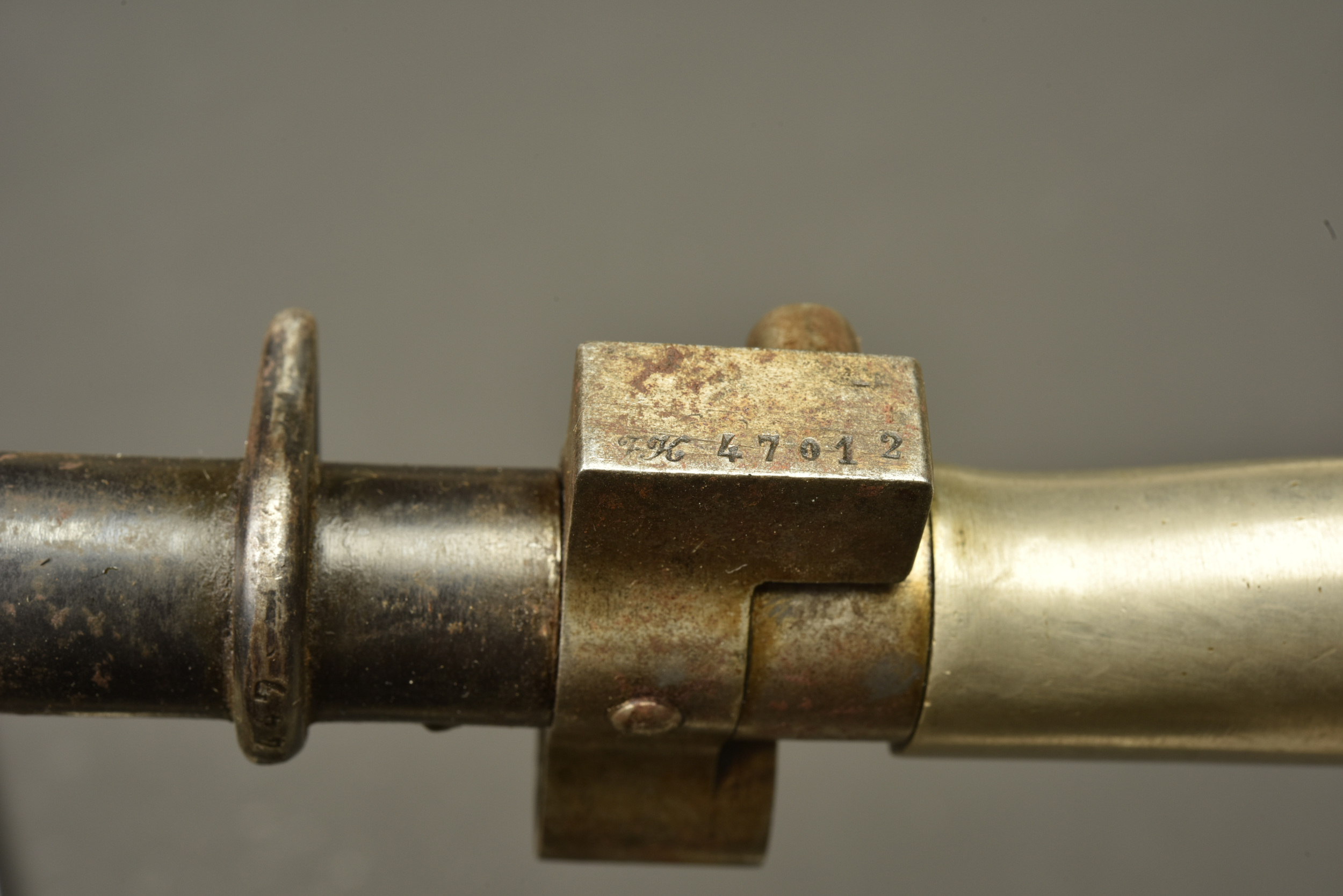 Lot de 2 épée baïonnette Lebel 1886 poignées maillechort. Lot of two Lebel Model 1886 sword bayonets with nickel silver grips — photo 3