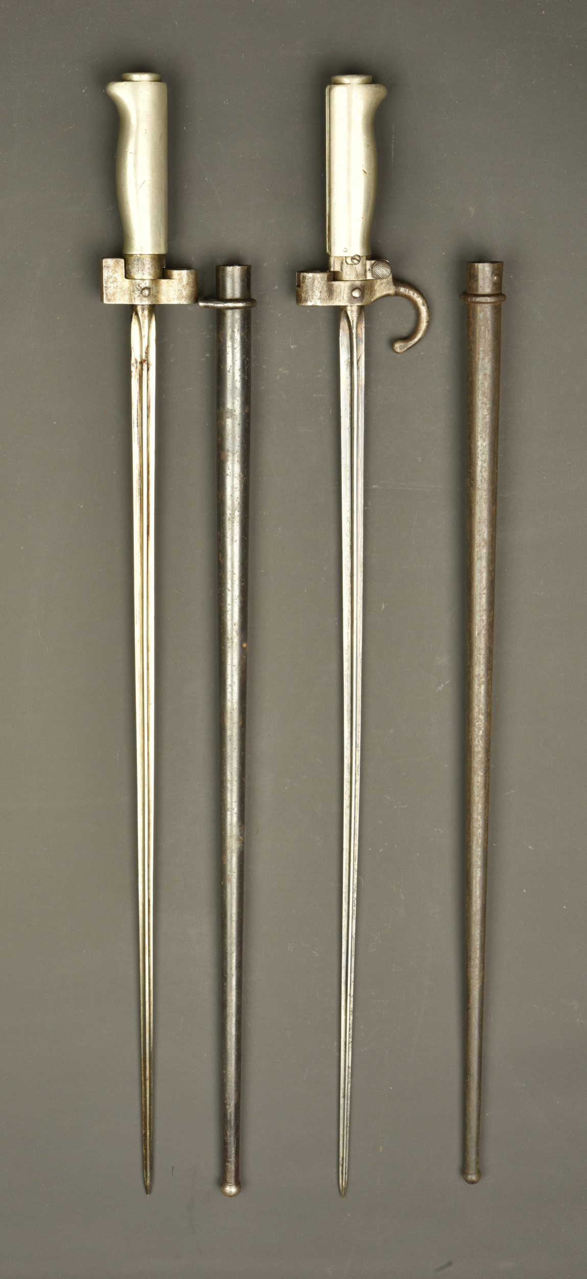 Lot de 2 épée baïonnette Lebel 1886 poignées maillechort. Lot of two Lebel Model 1886 sword bayonets with nickel silver grips — photo 4