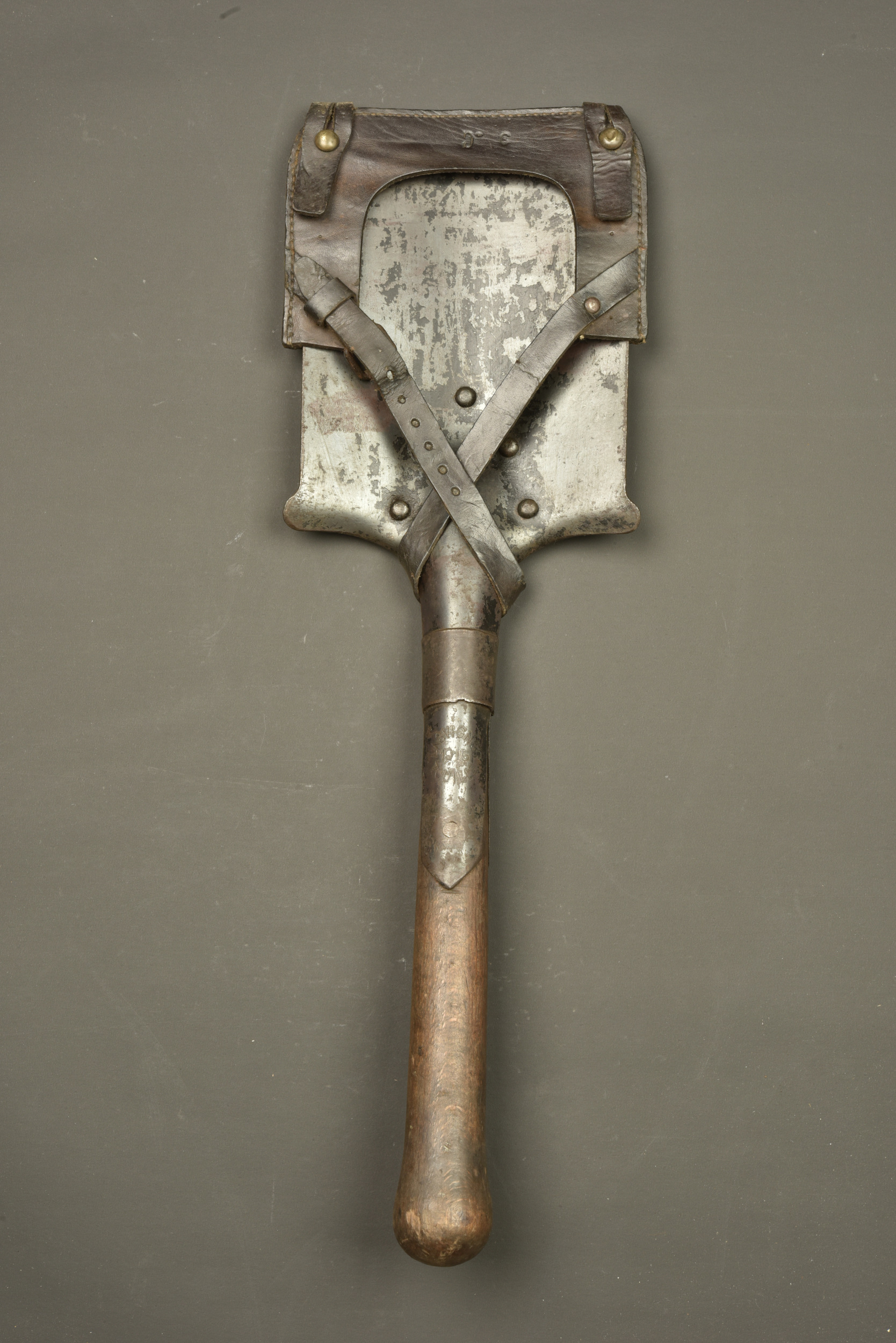 Pelle droite française avec son étui en cuir riveté. French straight entrenching shovel with riveted leather carrier — photo 1