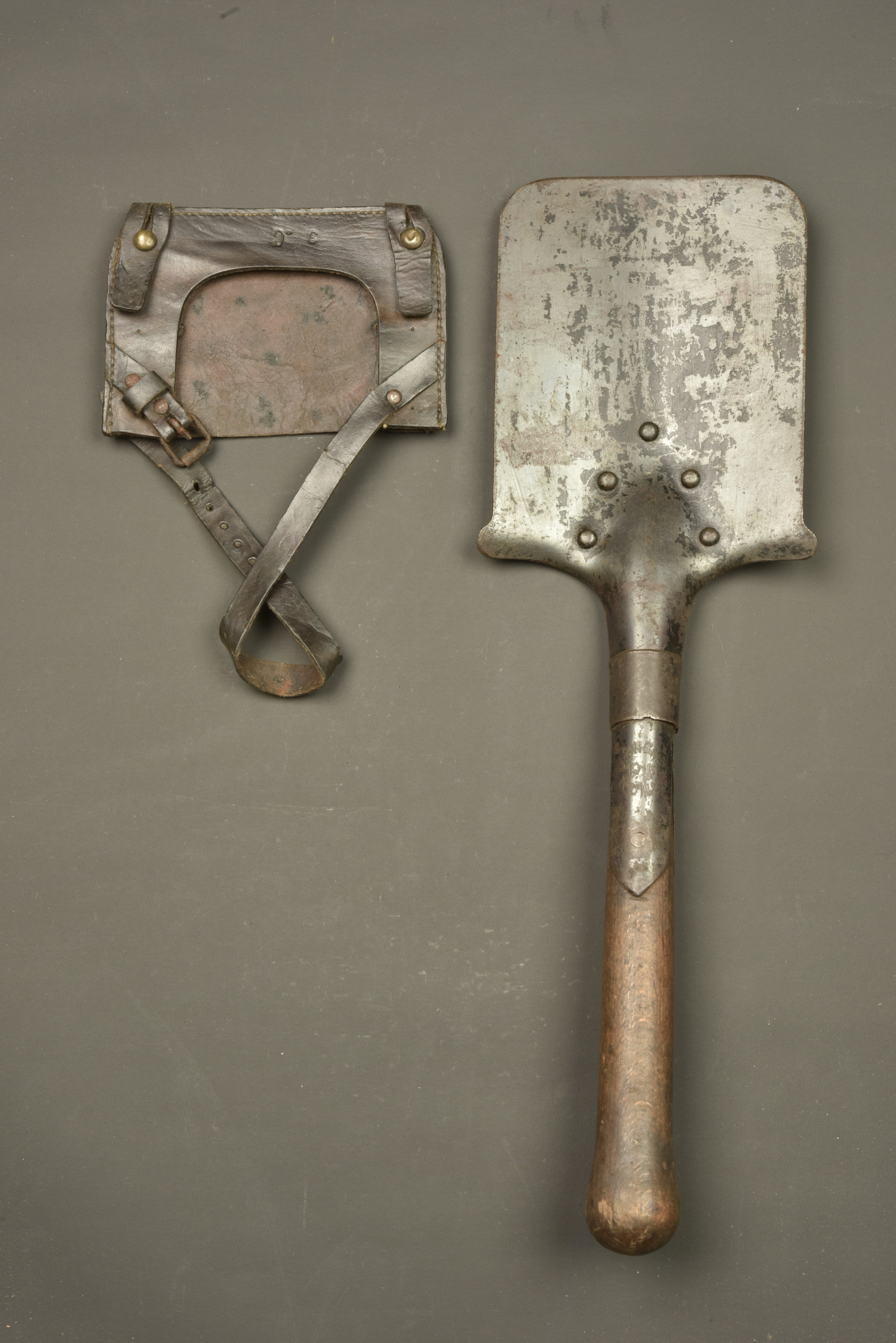 Pelle droite française avec son étui en cuir riveté. French straight entrenching shovel with riveted leather carrier — photo 2