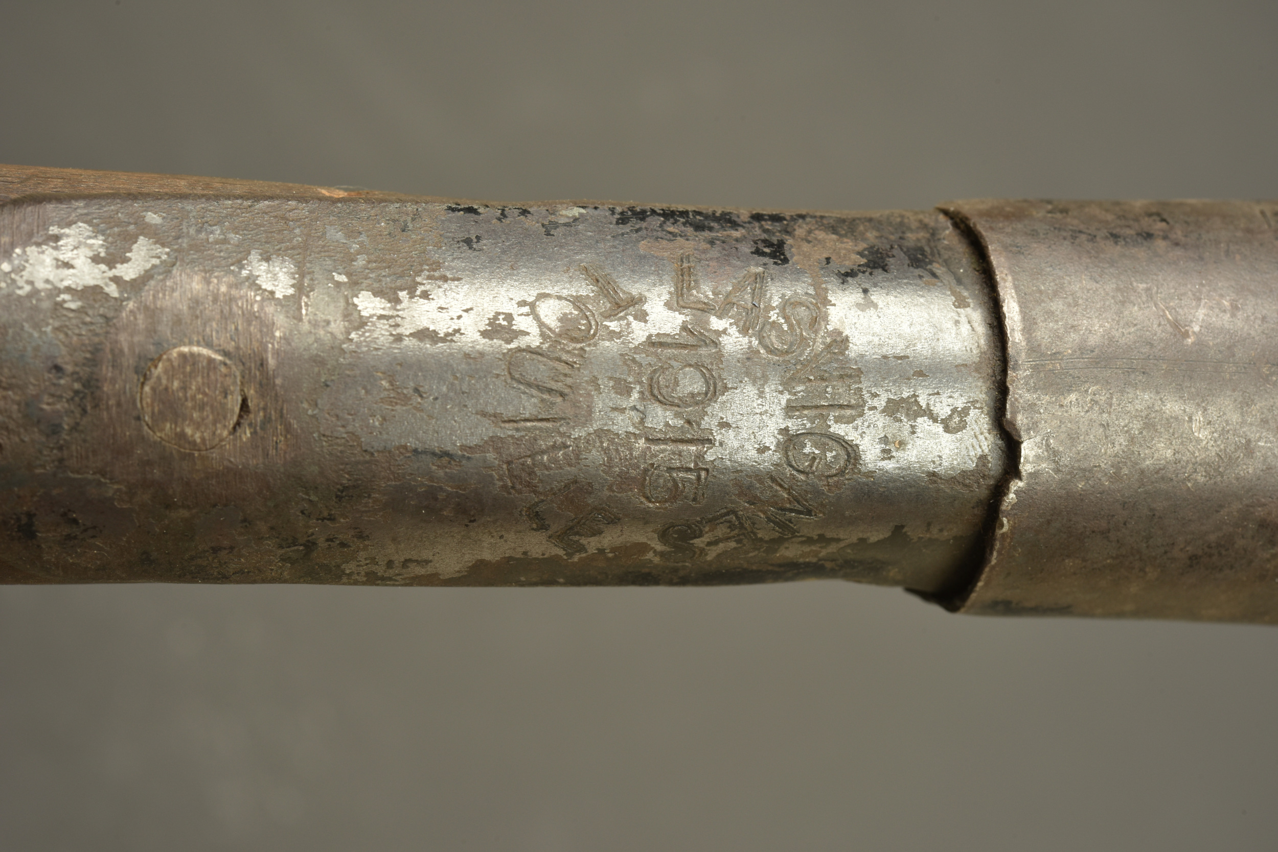 Pelle droite française avec son étui en cuir riveté. French straight entrenching shovel with riveted leather carrier — photo 3