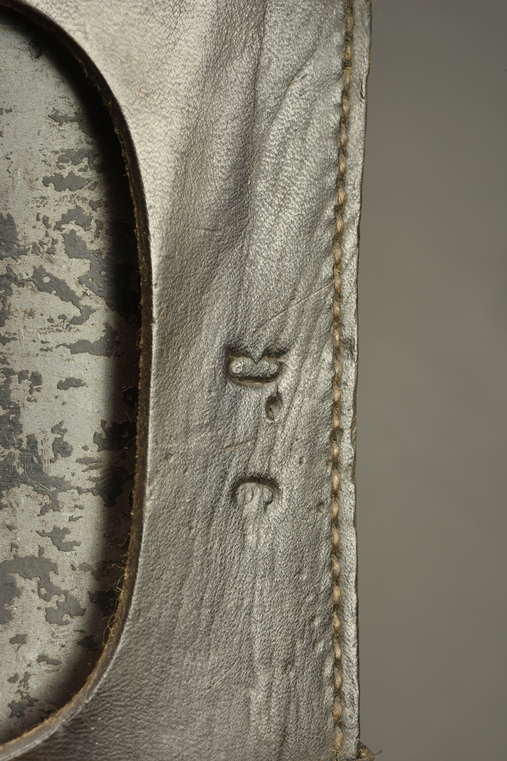 Pelle droite française avec son étui en cuir riveté. French straight entrenching shovel with riveted leather carrier — photo 4