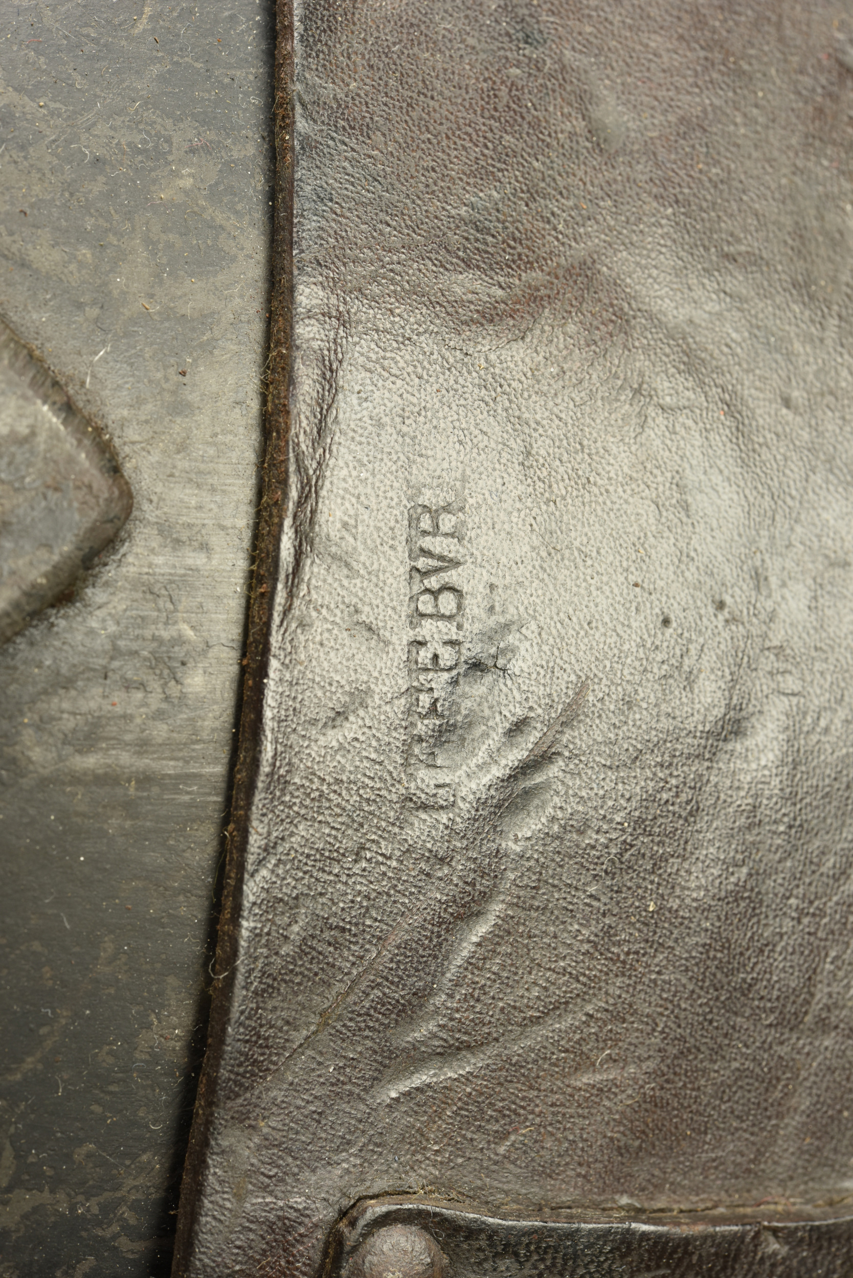 Pelle droite française avec son étui en cuir riveté. French straight entrenching shovel with riveted leather carrier — photo 5