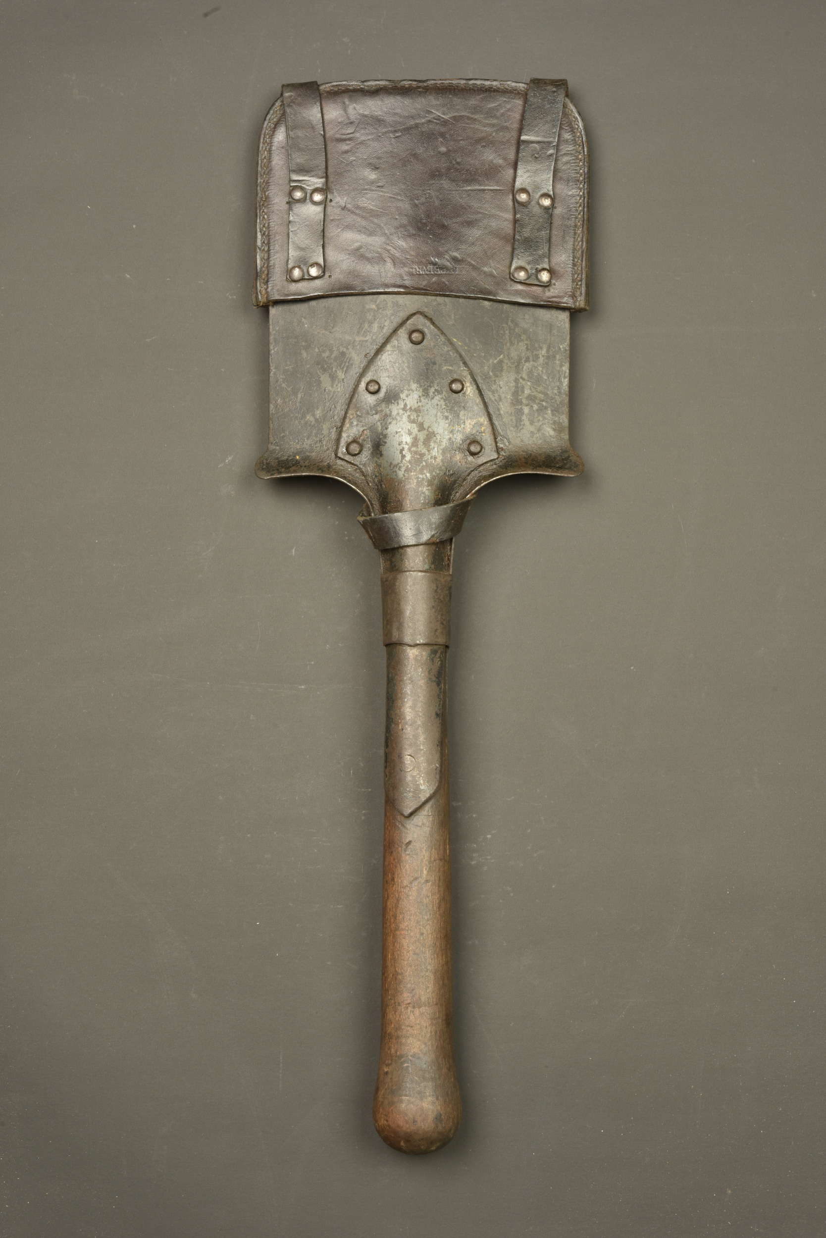 Pelle droite française avec son étui en cuir riveté. French straight entrenching shovel with riveted leather carrier — photo 6