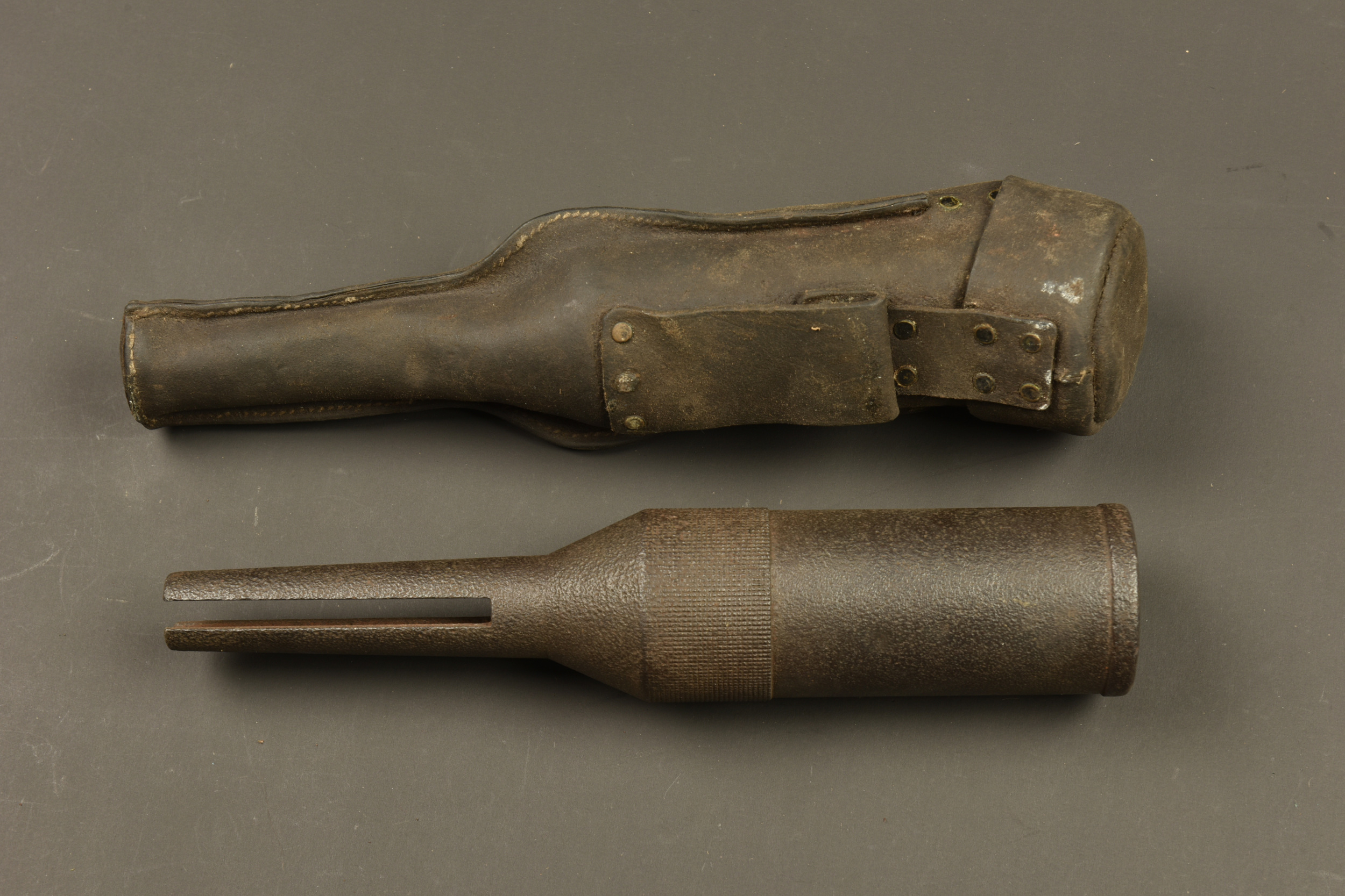 Tromblon VB avec son étui en cuir retourné. VB rifle grenade launcher with reversed leather carrier — photo 2