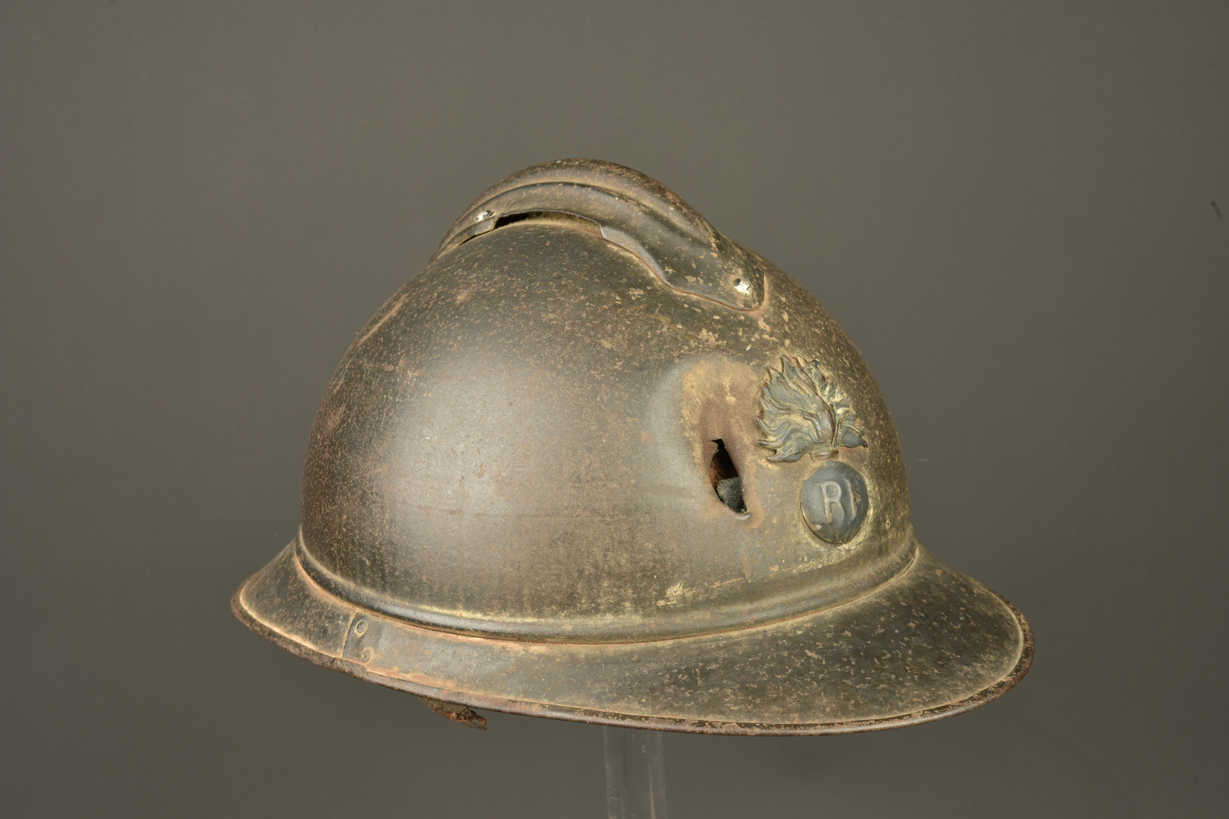 Casque Adrian de l'infanterie avec impact. Infantry Adrian helmet with impact damage — photo 10
