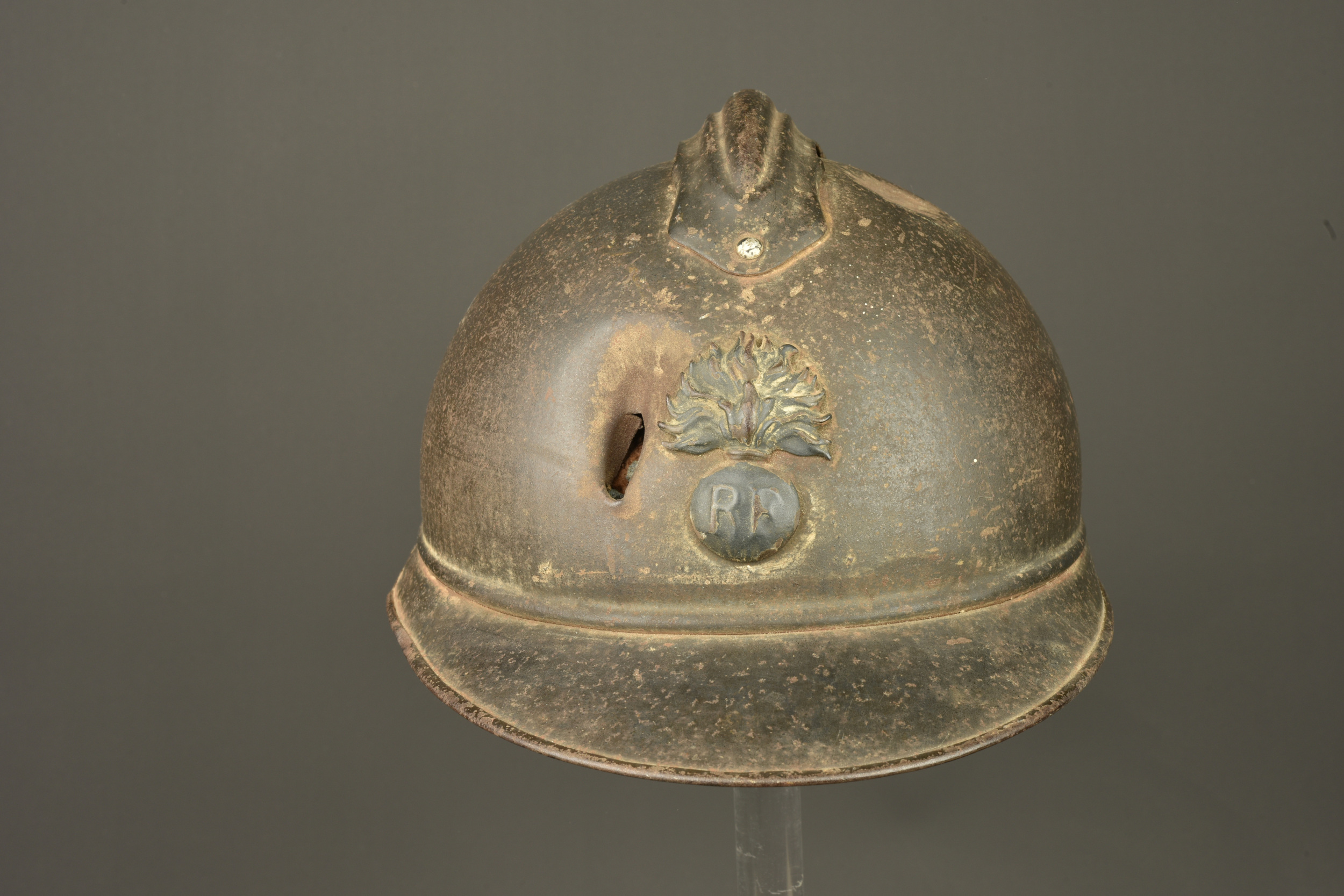 Casque Adrian de l'infanterie avec impact. Infantry Adrian helmet with impact damage — photo 11
