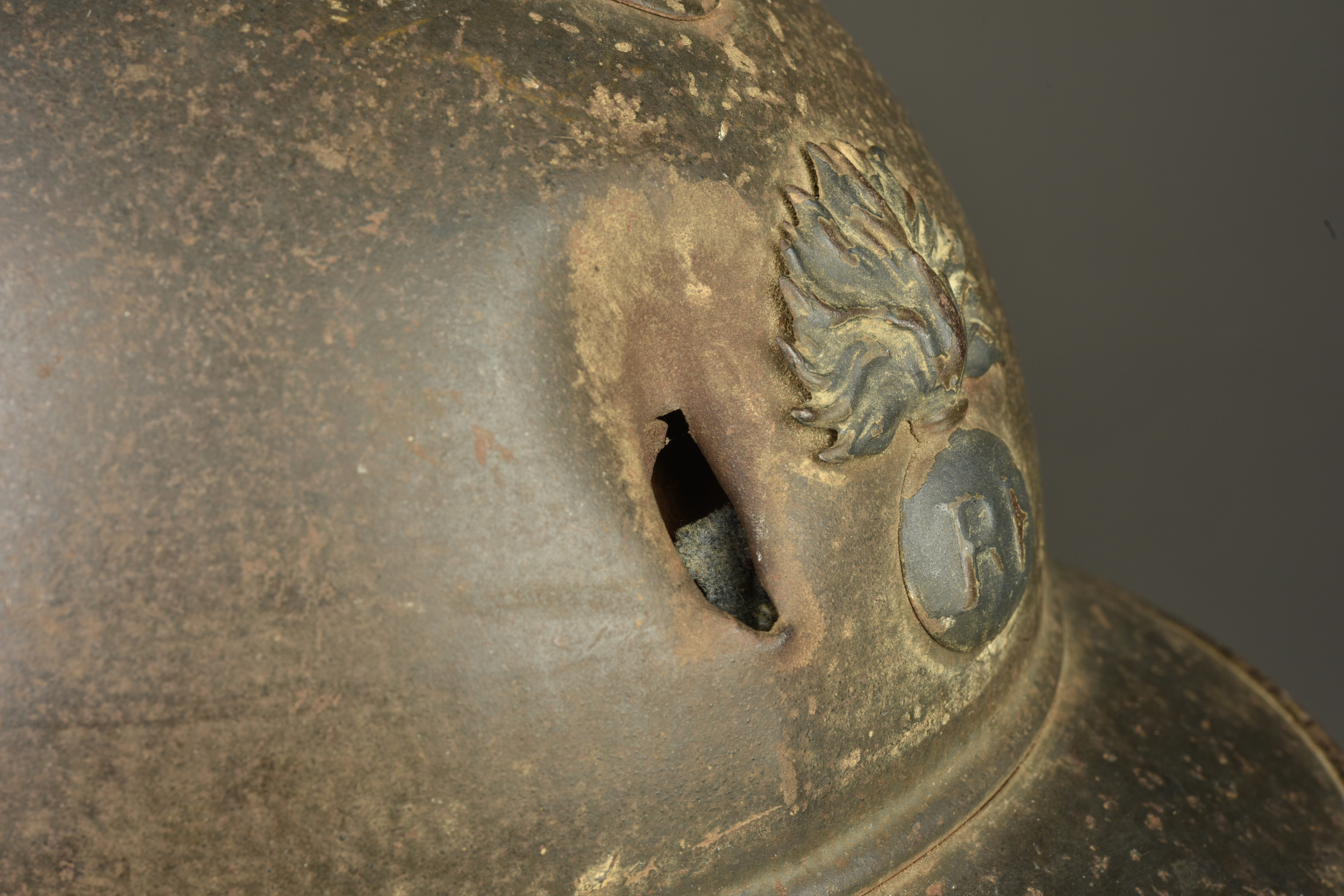 Casque Adrian de l'infanterie avec impact. Infantry Adrian helmet with impact damage — photo 2