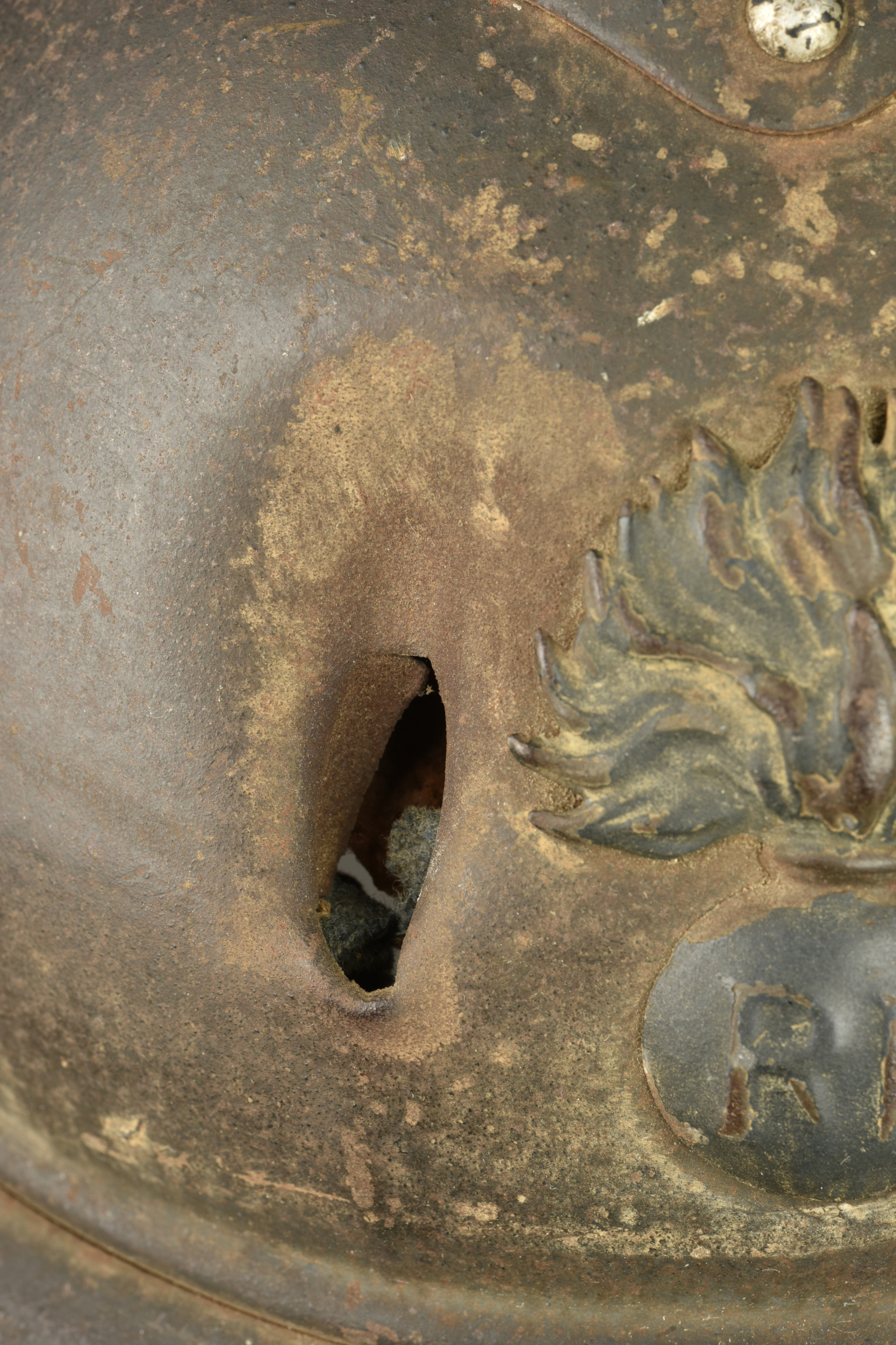 Casque Adrian de l'infanterie avec impact. Infantry Adrian helmet with impact damage — photo 3