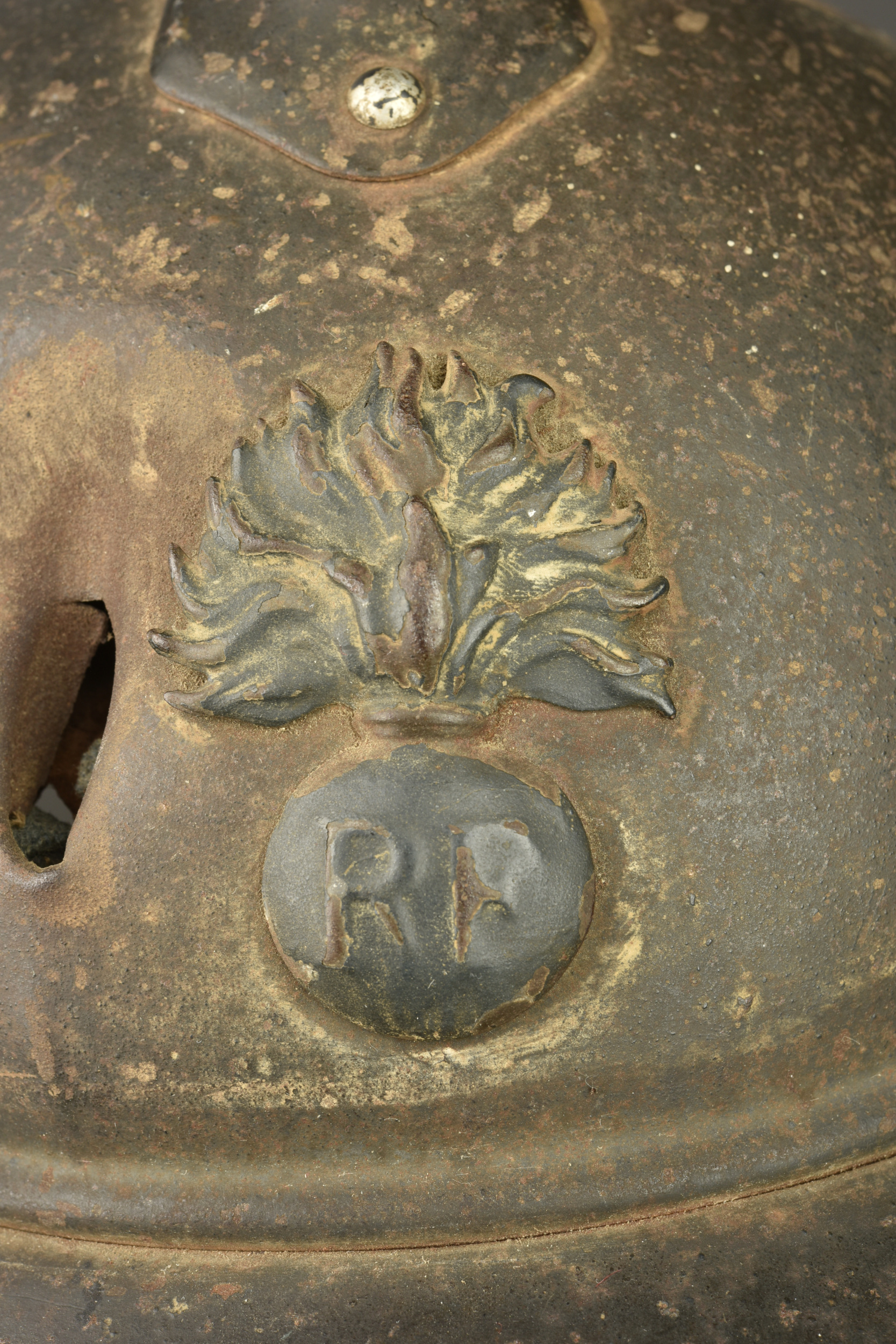 Casque Adrian de l'infanterie avec impact. Infantry Adrian helmet with impact damage — photo 4