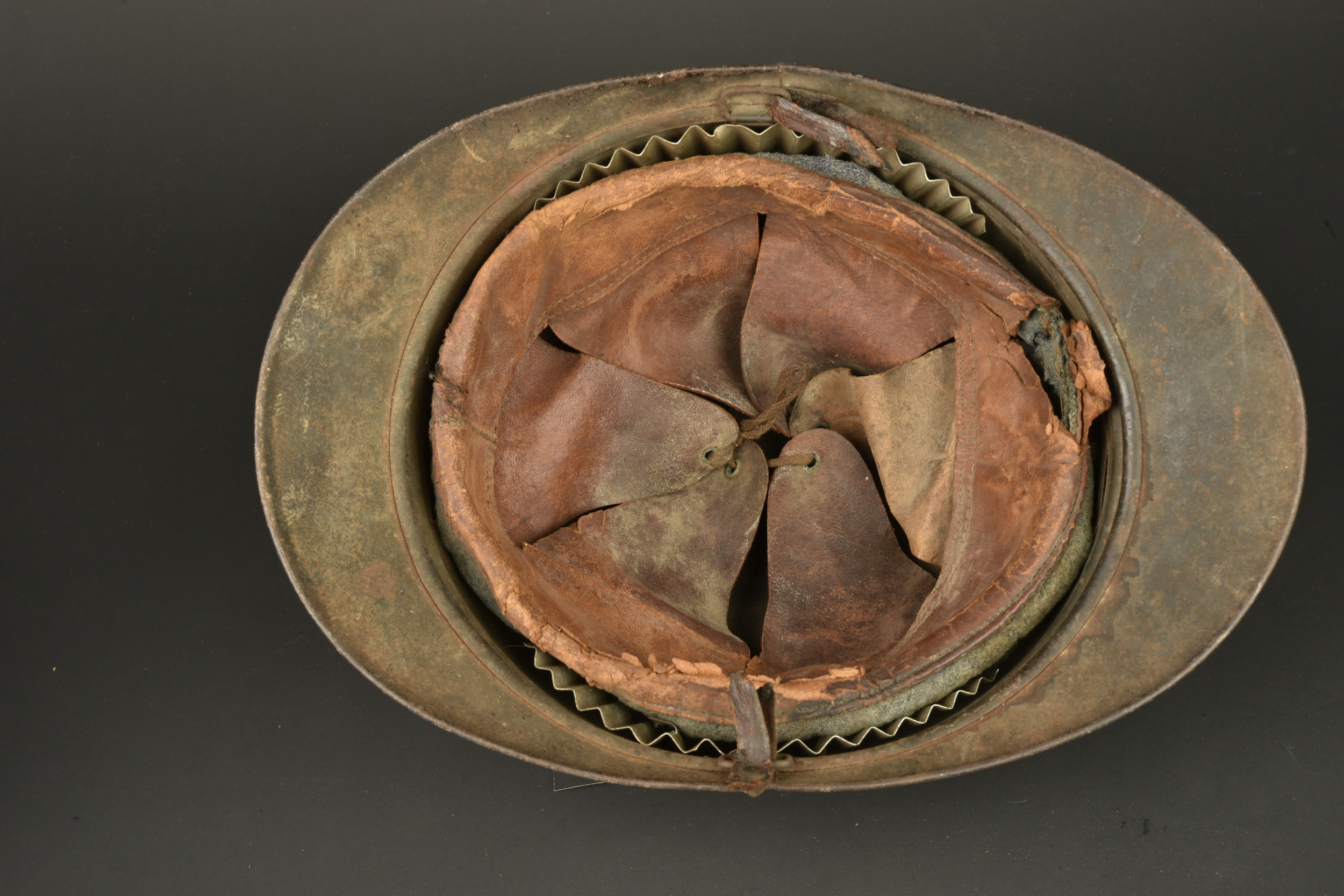 Casque Adrian de l'infanterie avec impact. Infantry Adrian helmet with impact damage — photo 5