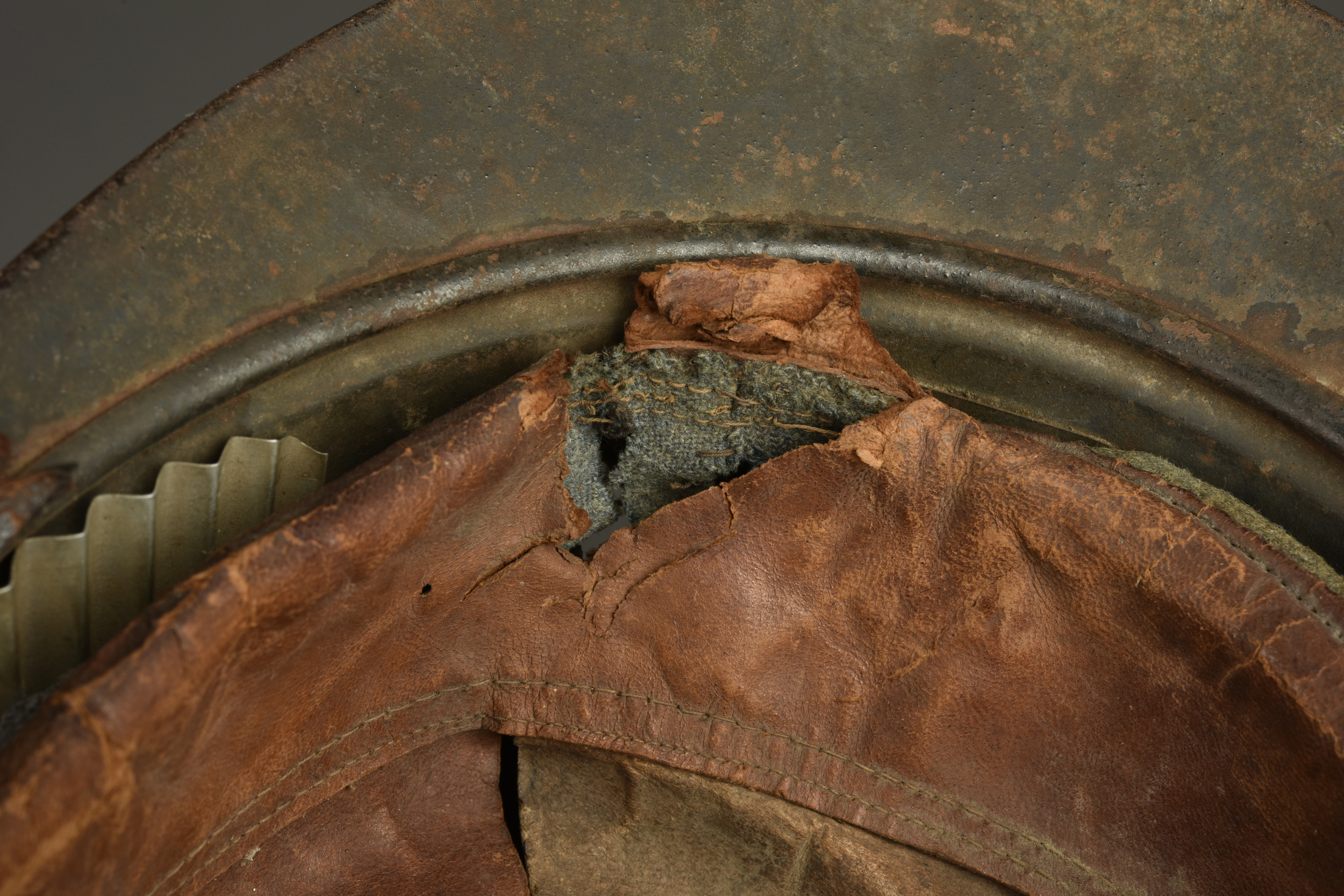 Casque Adrian de l'infanterie avec impact. Infantry Adrian helmet with impact damage — photo 6