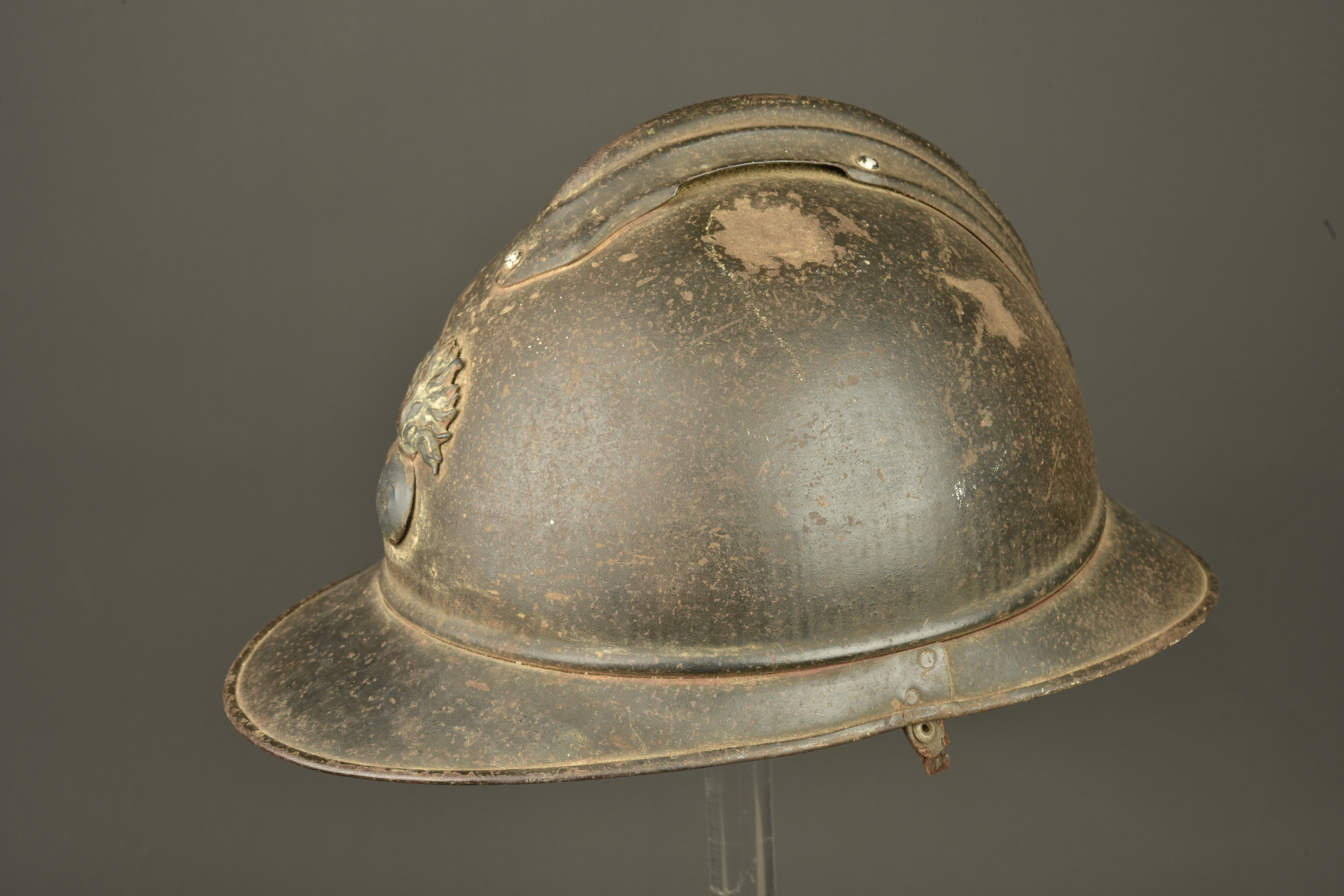 Casque Adrian de l'infanterie avec impact. Infantry Adrian helmet with impact damage — photo 8