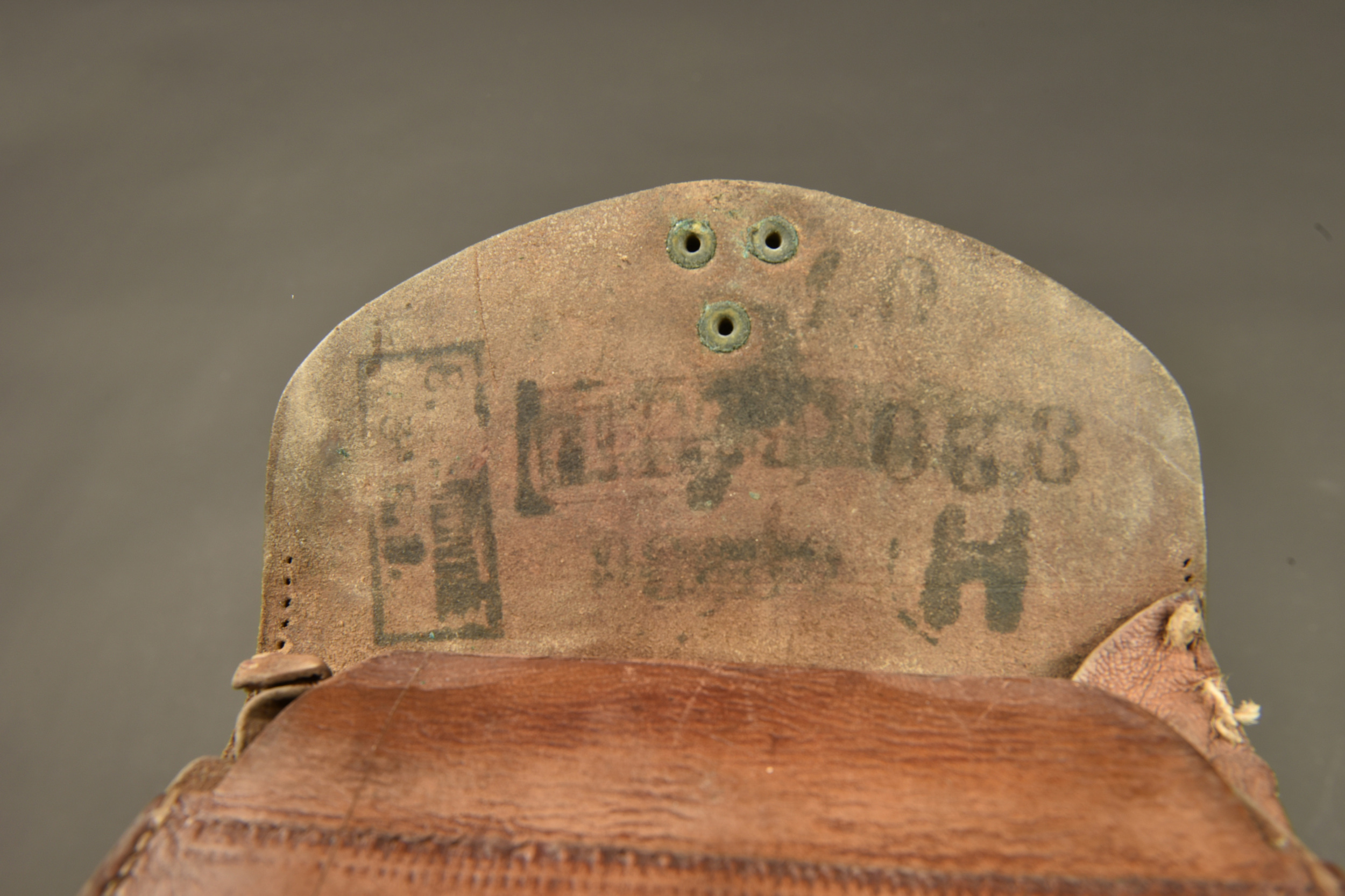 Ensemble brelage français en cuir riveté. French riveted leather webbing equipment set — photo 5