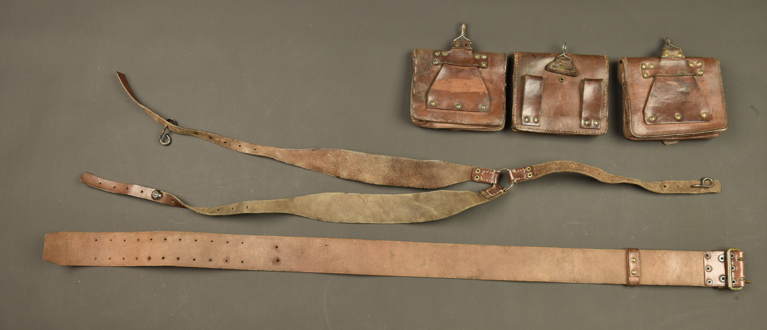 Ensemble brelage français en cuir riveté. French riveted leather webbing equipment set — photo 6