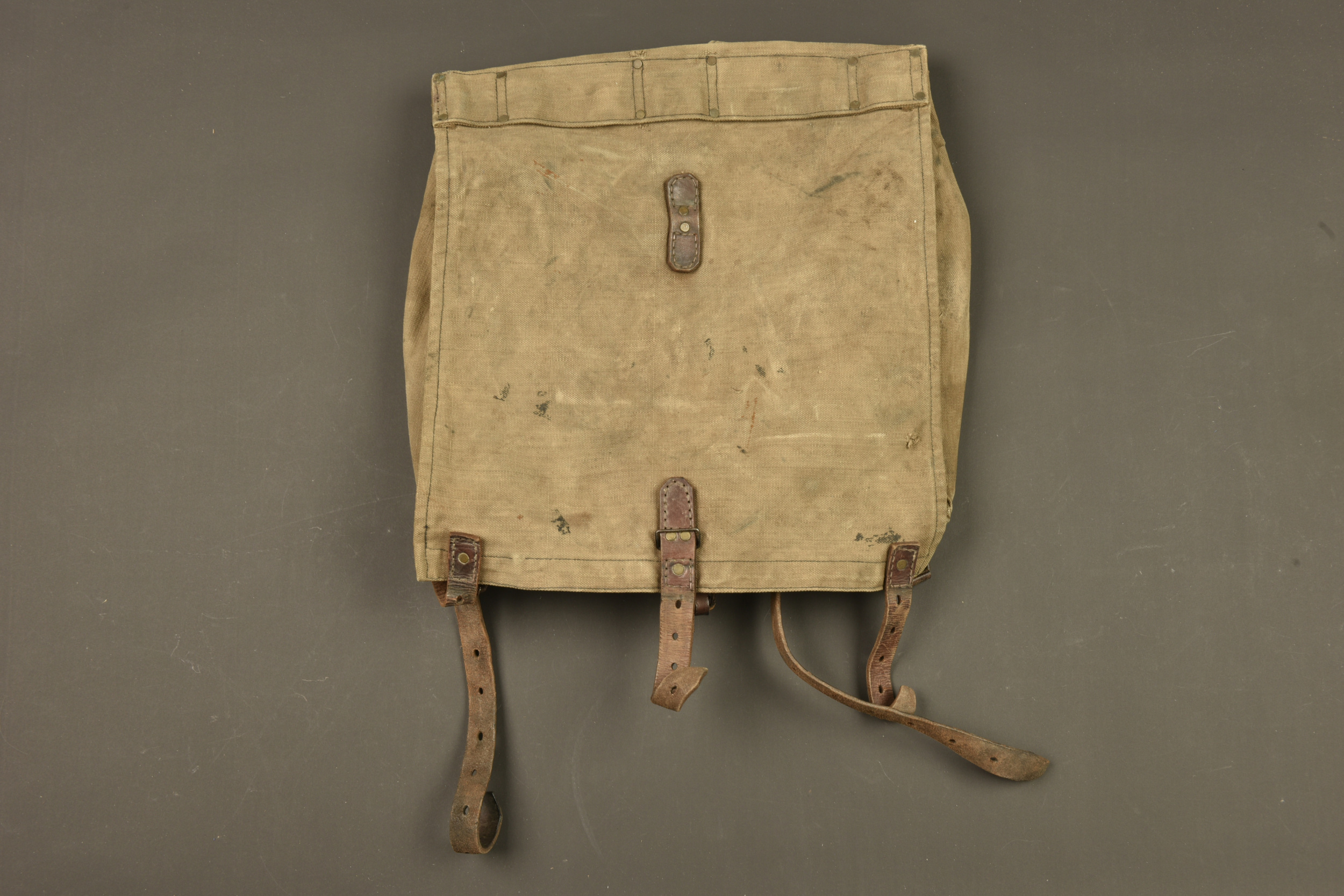 Havresac français ersatz en toile d'un soldat du 65e RI. French ersatz canvas backpack belonging to a soldier of the 65th Infantry Regiment — photo 1