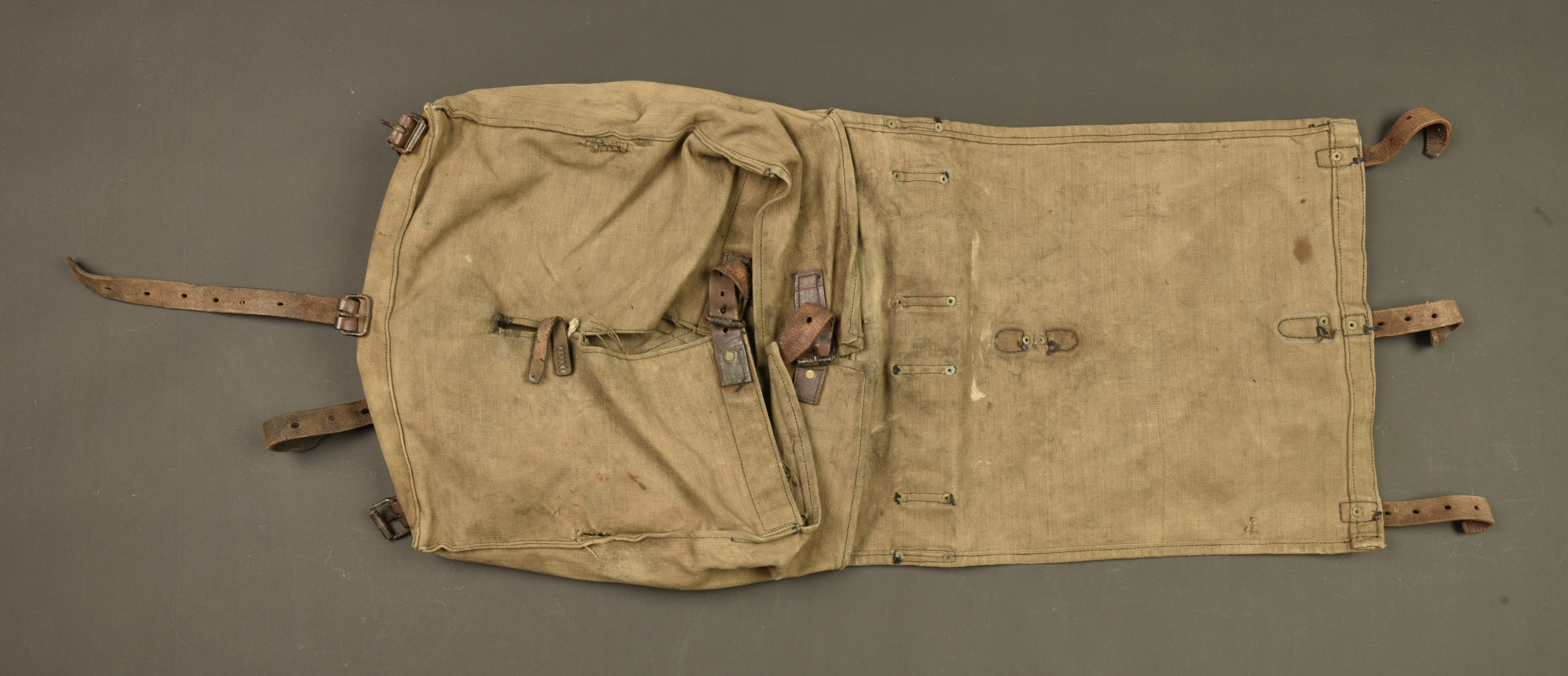 Havresac français ersatz en toile d'un soldat du 65e RI. French ersatz canvas backpack belonging to a soldier of the 65th Infantry Regiment — photo 3
