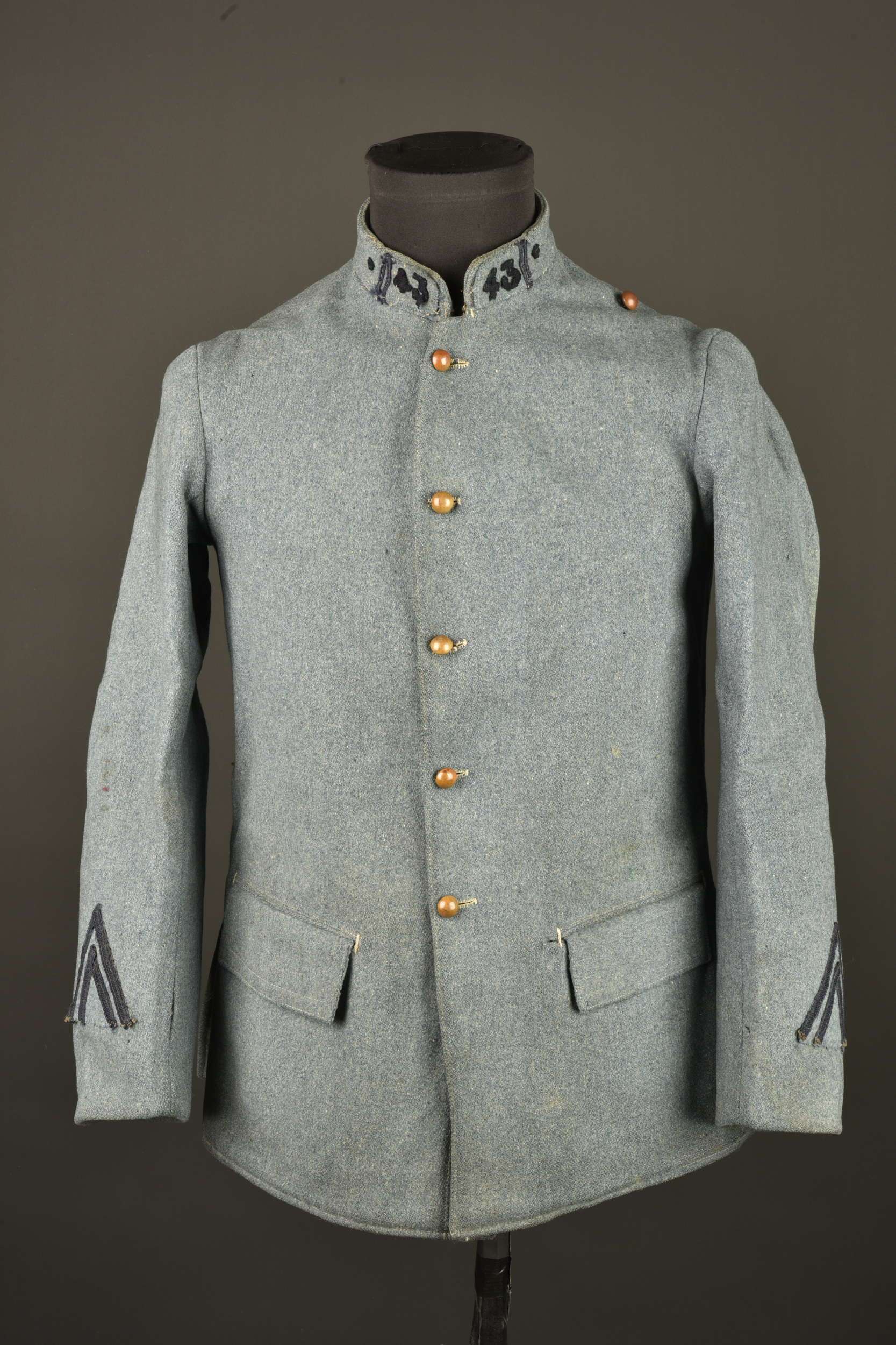 Vareuse bleu horizon modèle 1915 du 43e de Ligne. Model 1915 horizon blue tunic of the 43rd Line Infantry Regiment — photo 1