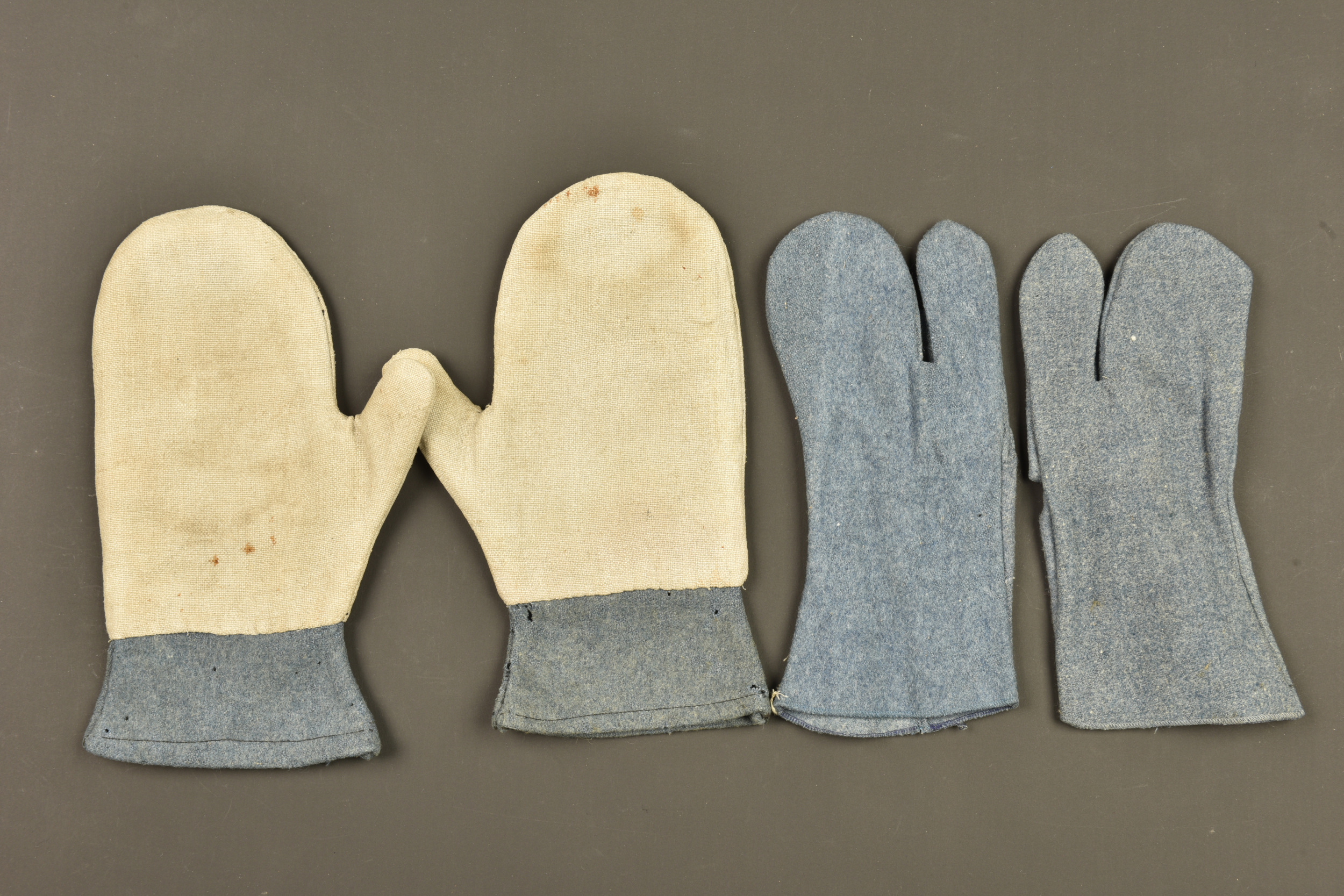 Deux paires de moufles françaises bleu horizon. Two pairs of French horizon blue mittens — photo 1