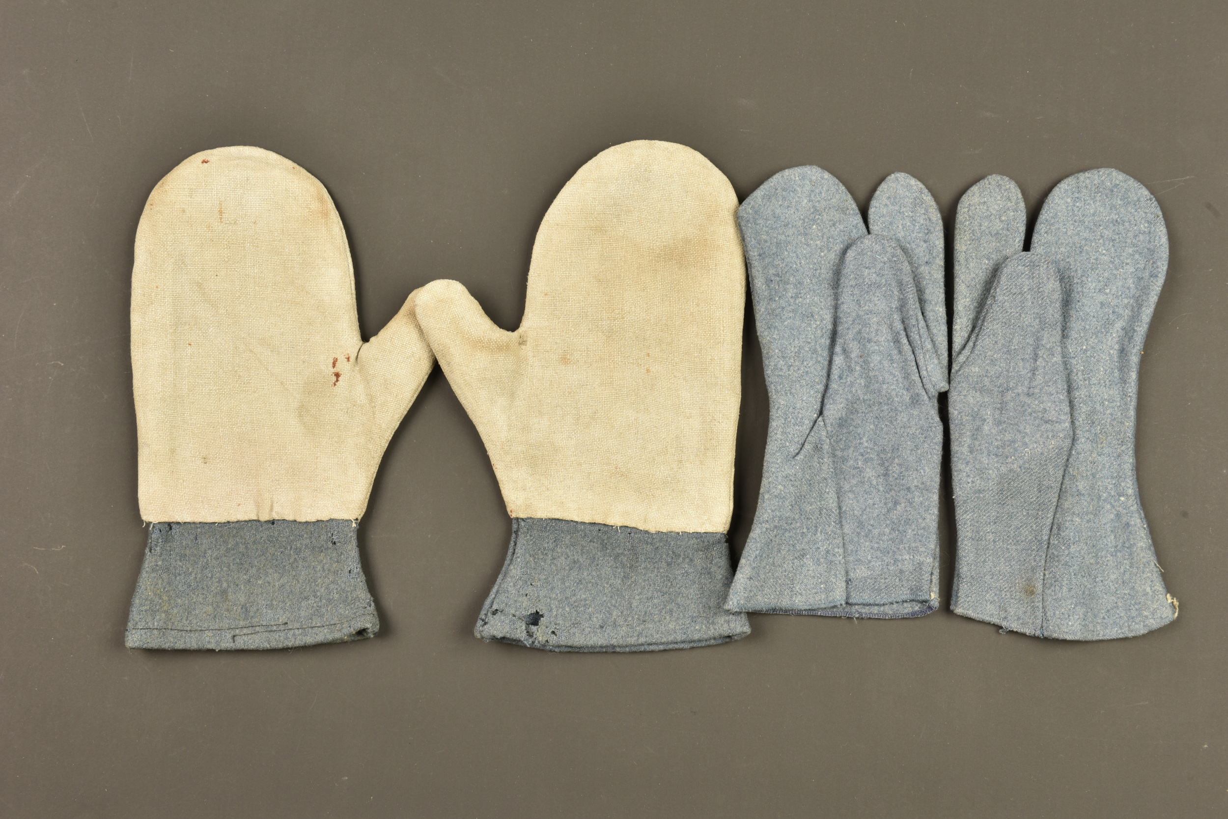 Deux paires de moufles françaises bleu horizon. Two pairs of French horizon blue mittens — photo 2