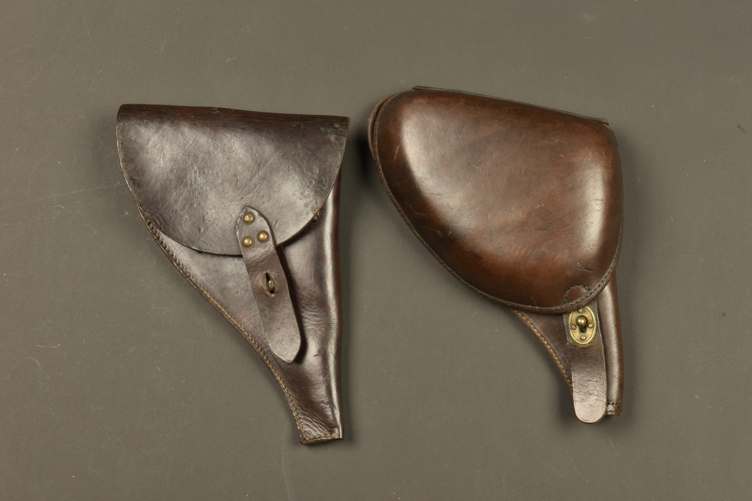 Lot de deux étuis pour revolver français 1892. Lot of two holsters for French Model 1892 revolver — photo 1