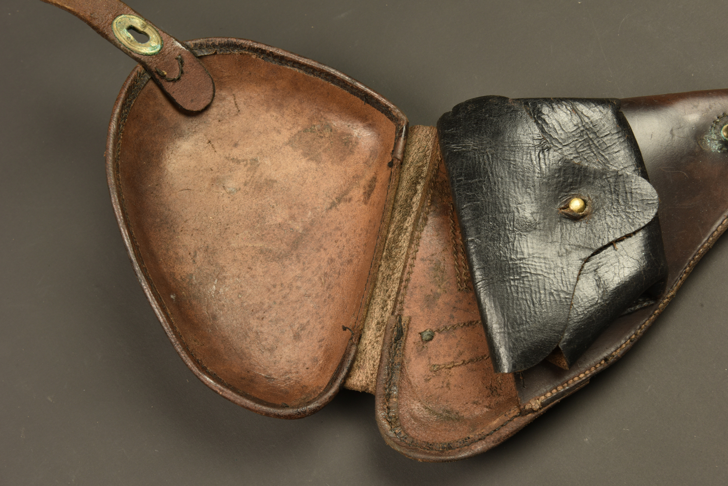 Lot de deux étuis pour revolver français 1892. Lot of two holsters for French Model 1892 revolver — photo 3