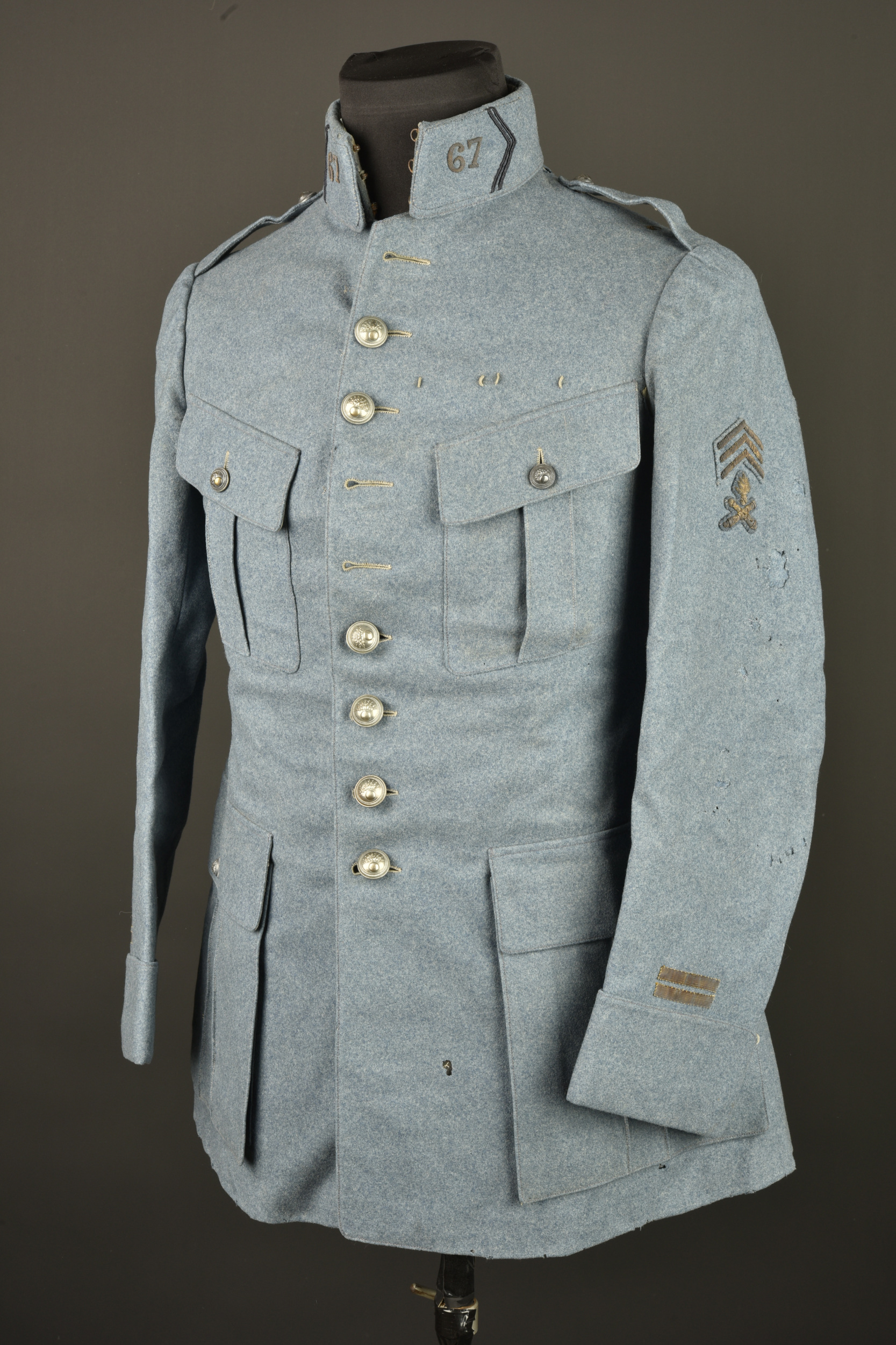 Tunique bleu horizon d'un lieutenant mitrailleur du 67e RI. Horizon blue tunic of a machine gun lieutenant of the 67th Infantry Regiment — photo 1