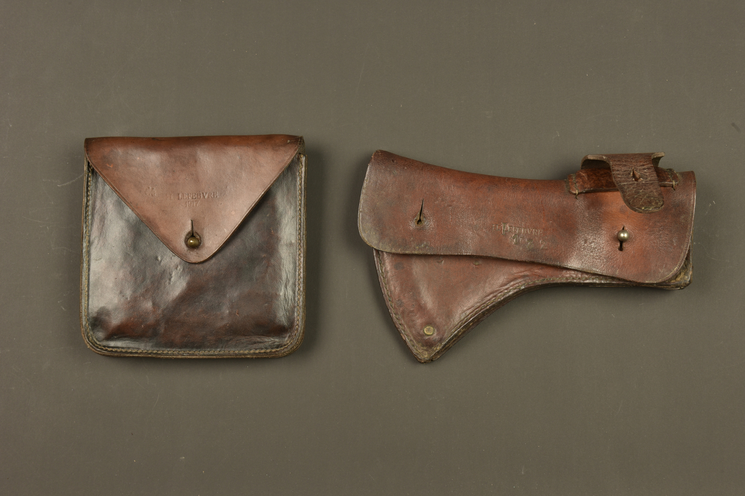 Outillage français étui de hache et scie pliante. French tool equipment set with axe carrier and folding saw — photo 1