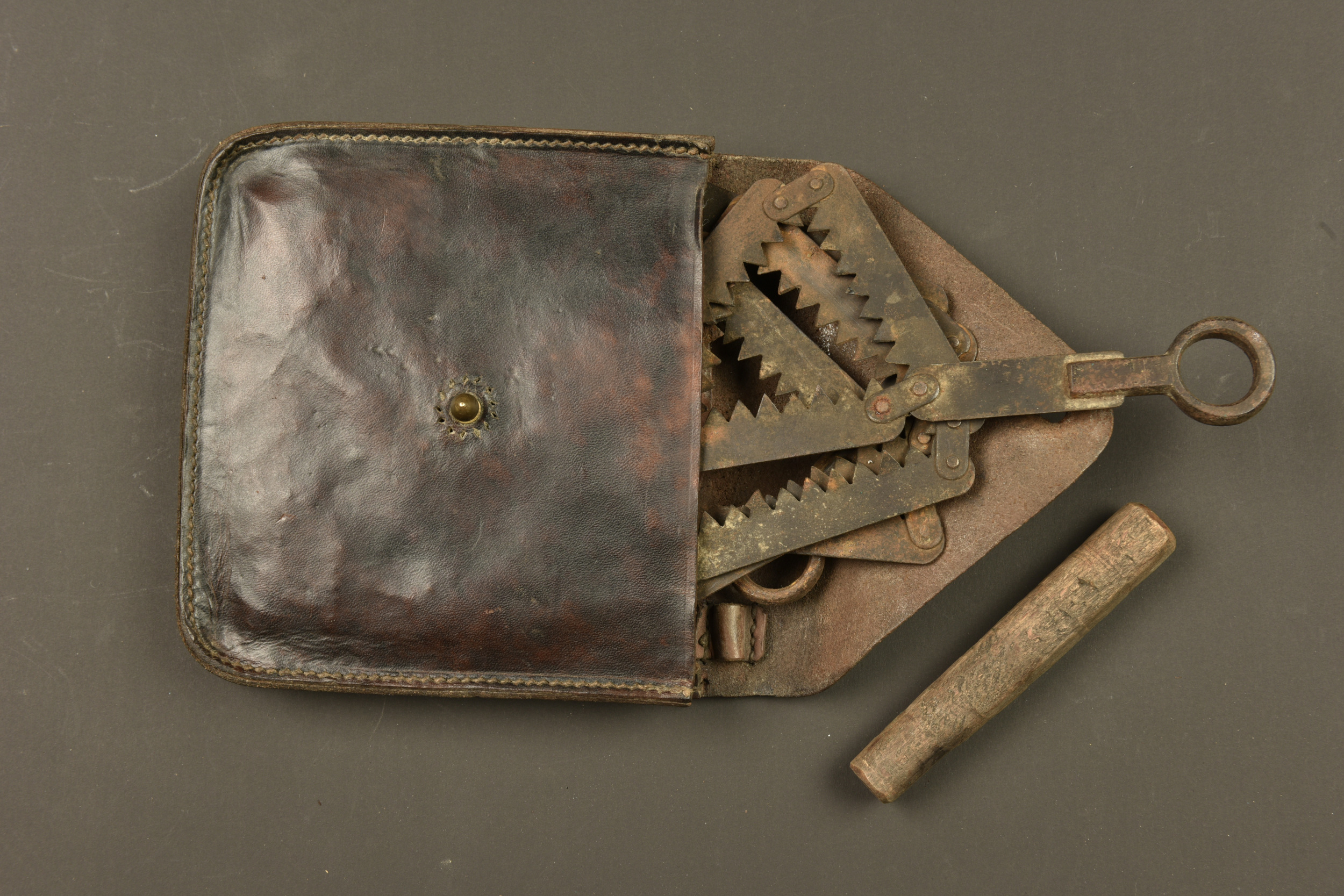 Outillage français étui de hache et scie pliante. French tool equipment set with axe carrier and folding saw — photo 3