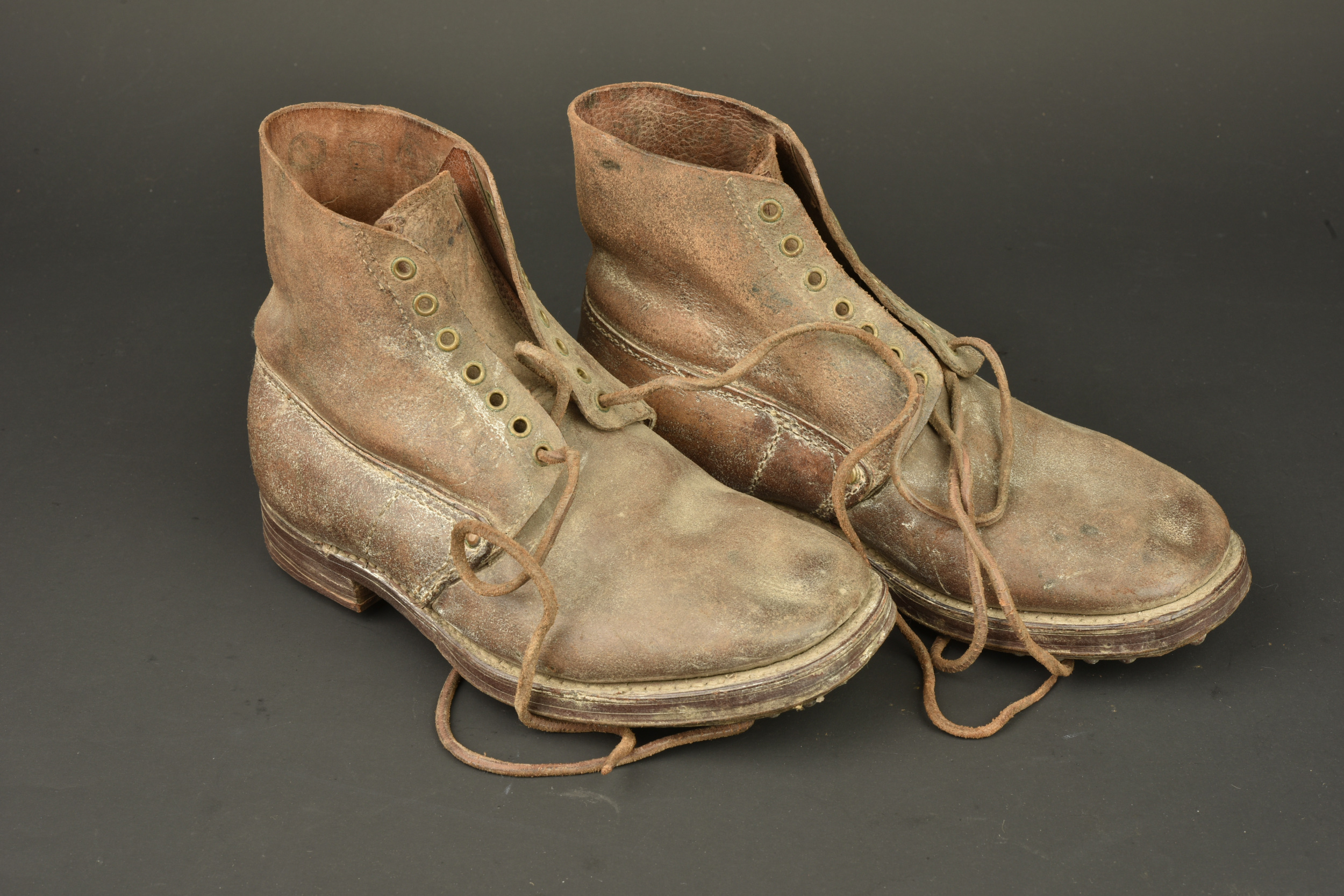 Paire de brodequins français modèle 1917. Pair of French Model 1917 ankle boots — photo 1