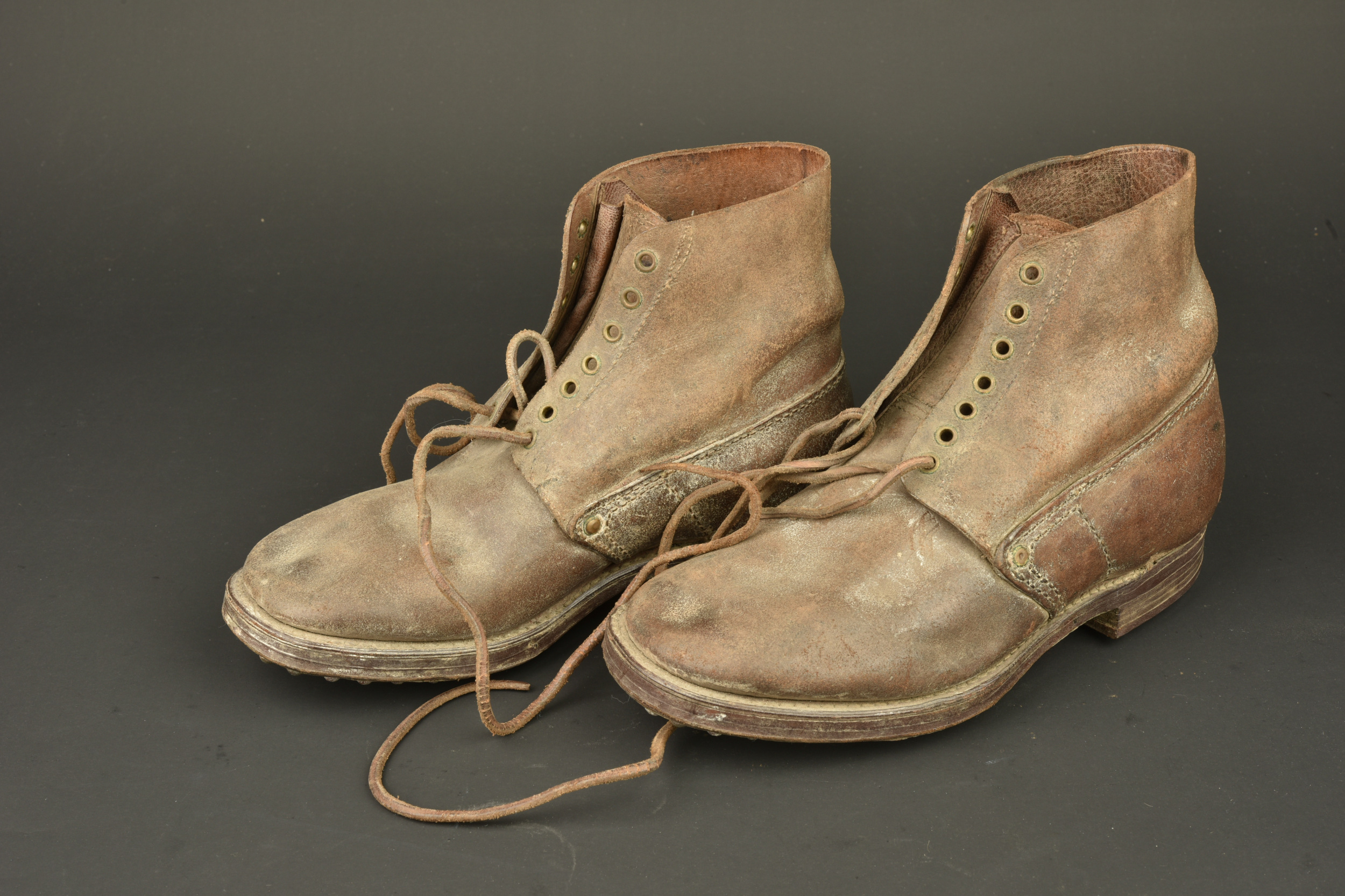 Paire de brodequins français modèle 1917. Pair of French Model 1917 ankle boots — photo 9