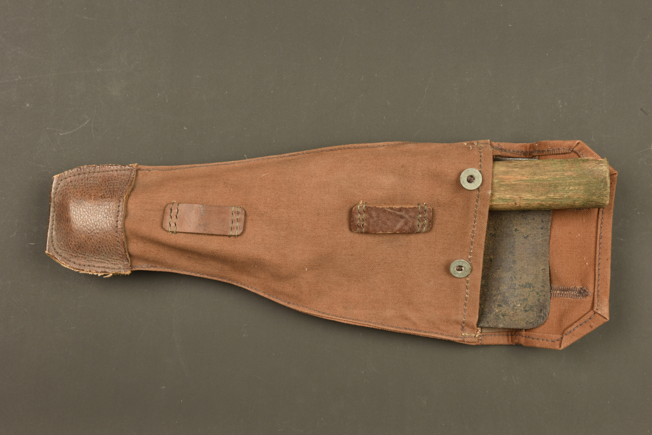 Outil Seurre dans sa housse cachou. Seurre tool in its khaki treated cover — photo 1