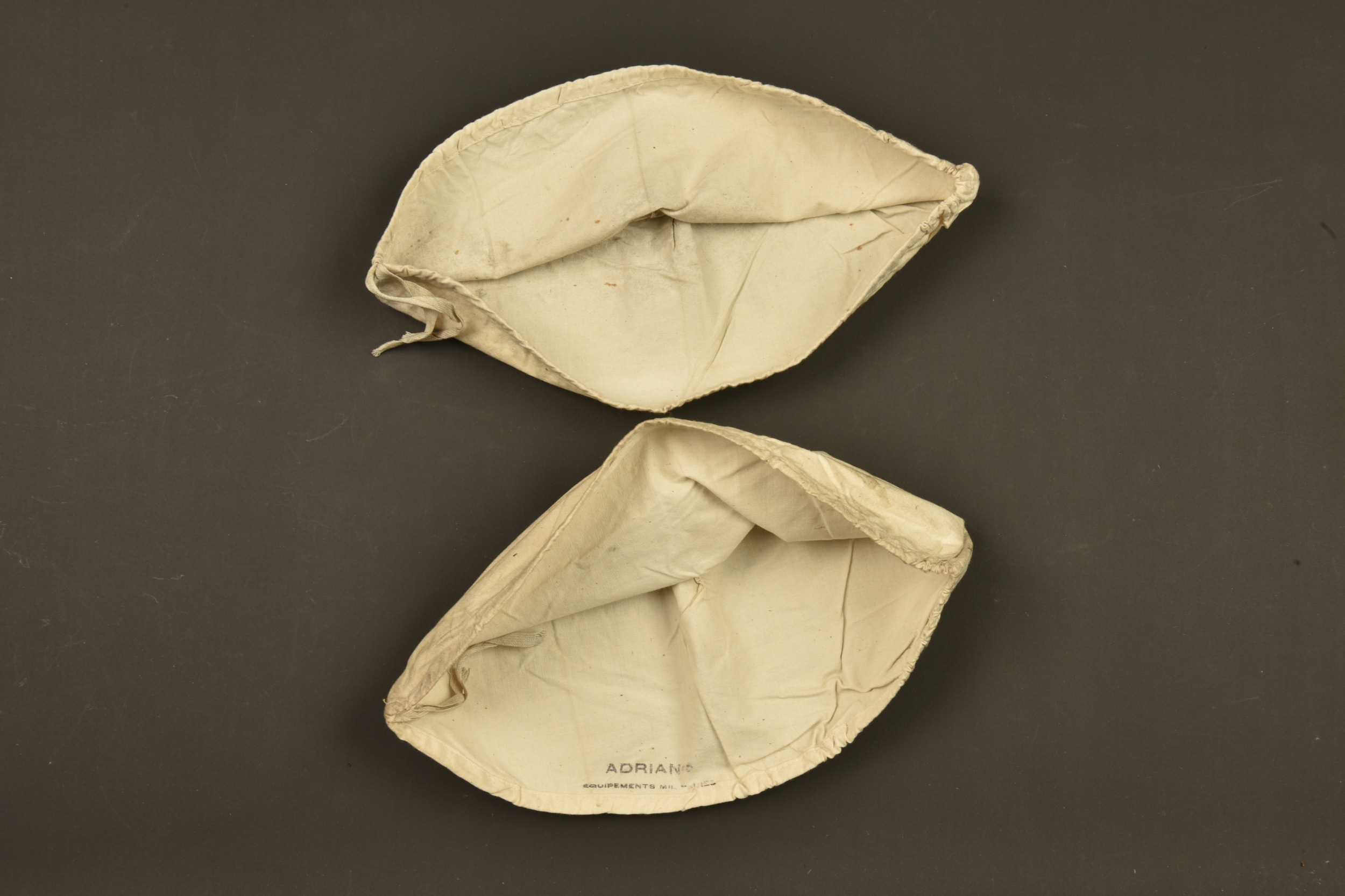 Lot de 2 couvres casque Adrian. Lot of two Adrian helmet covers — photo 3