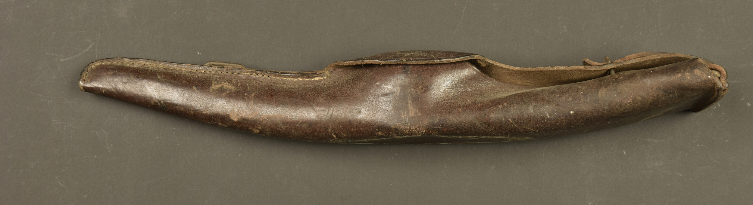 Fer de pioche français 1939 avec étui cuir 1927. French 1939 pickaxe head with 1927 leather carrier — photo 1