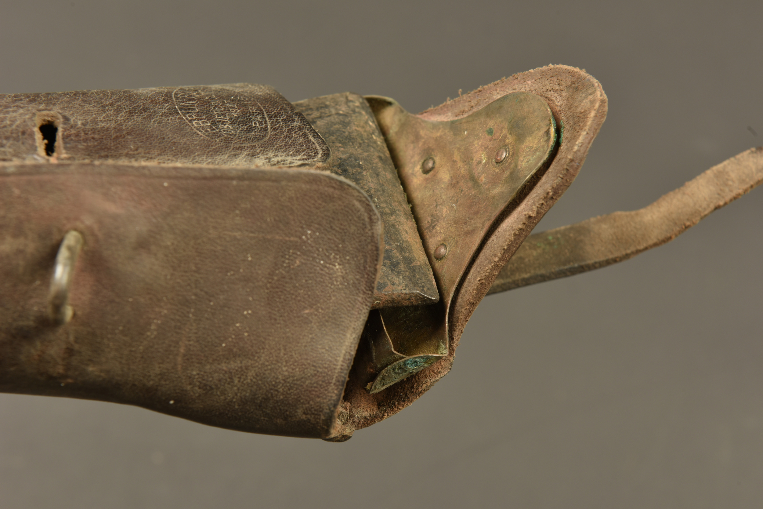 Fer de pioche français 1939 avec étui cuir 1927. French 1939 pickaxe head with 1927 leather carrier — photo 2