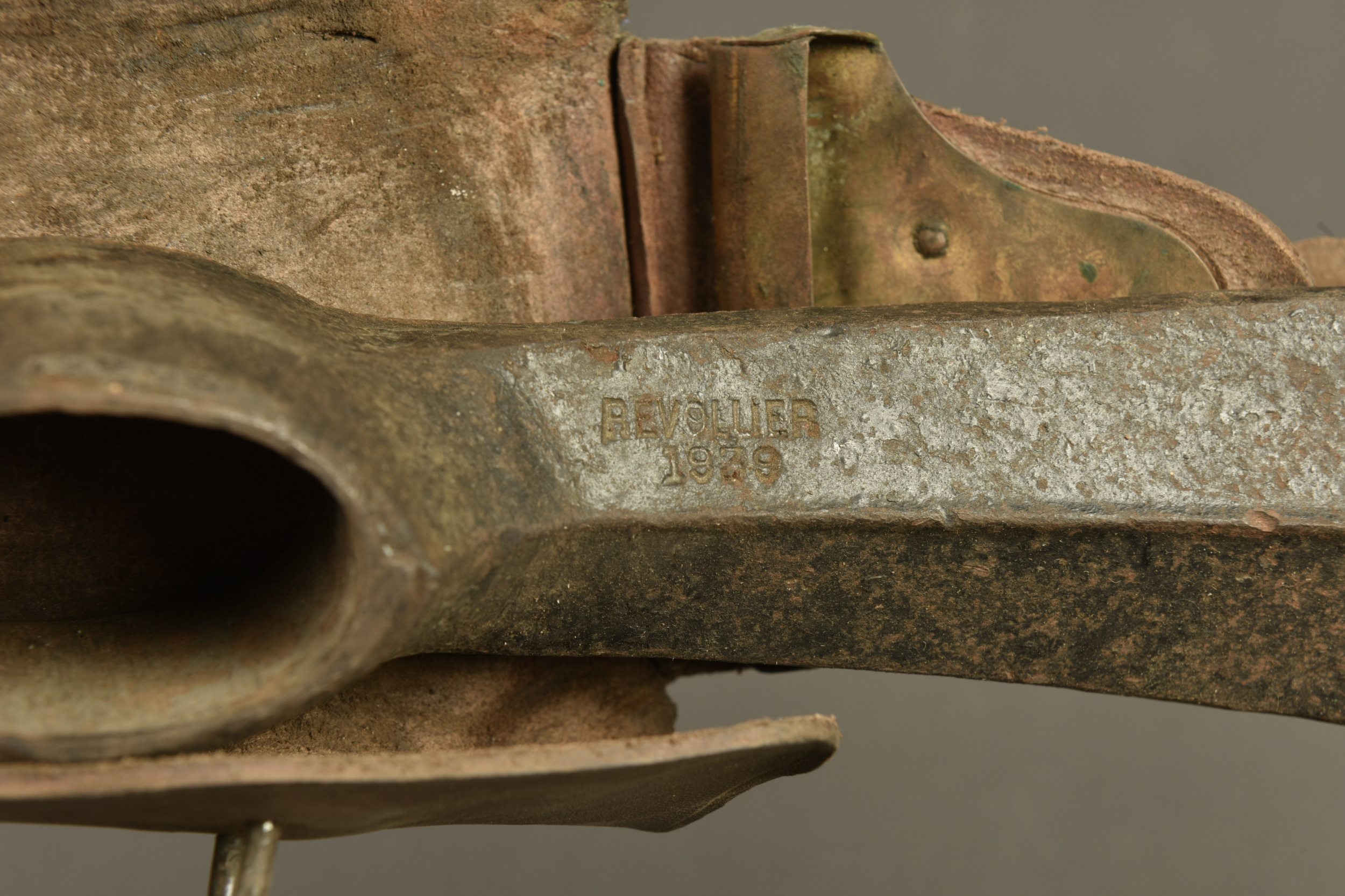 Fer de pioche français 1939 avec étui cuir 1927. French 1939 pickaxe head with 1927 leather carrier — photo 3