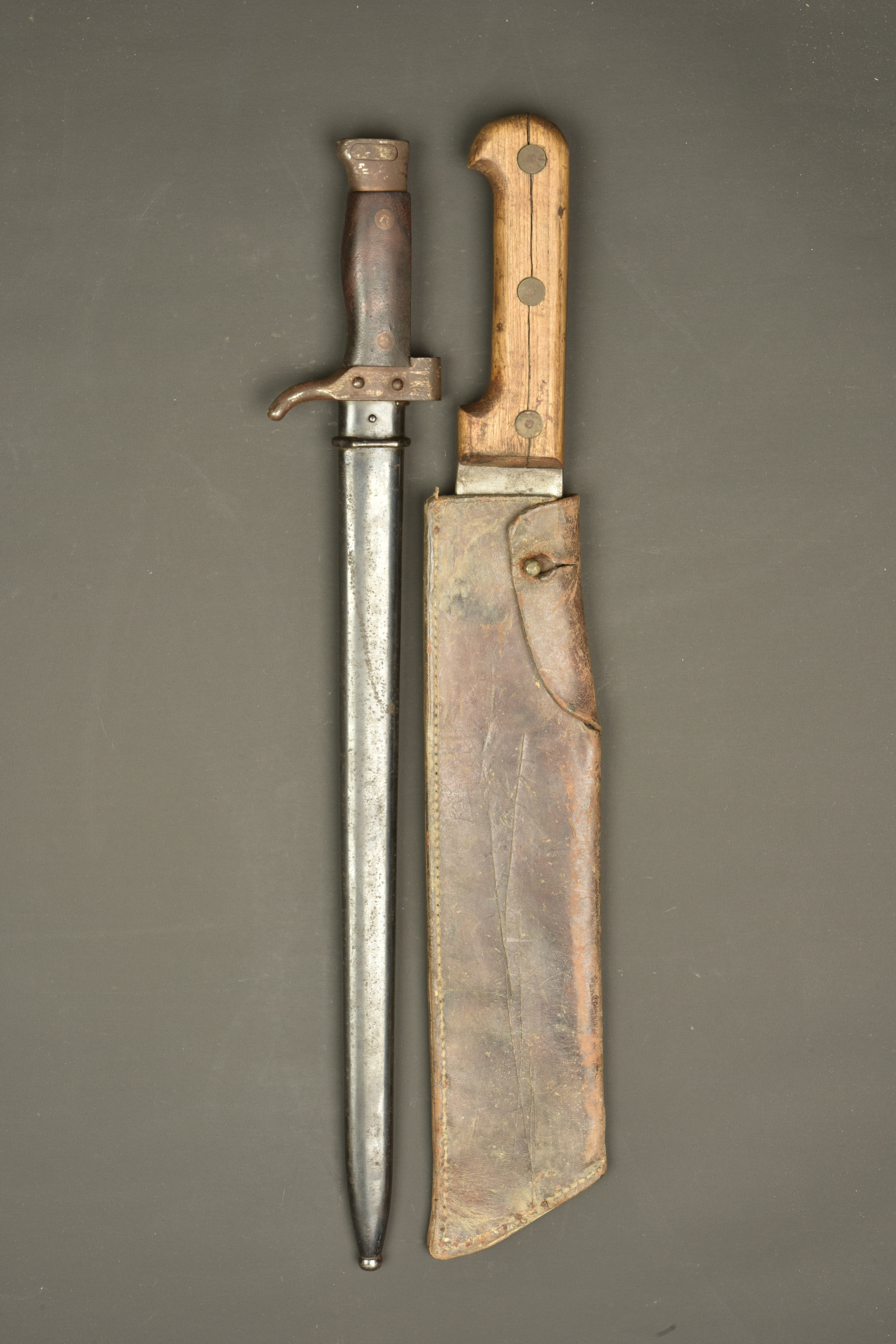 Baionnette Berthier 1892 et machette française. Berthier Model 1892 bayonet and French machete — photo 1