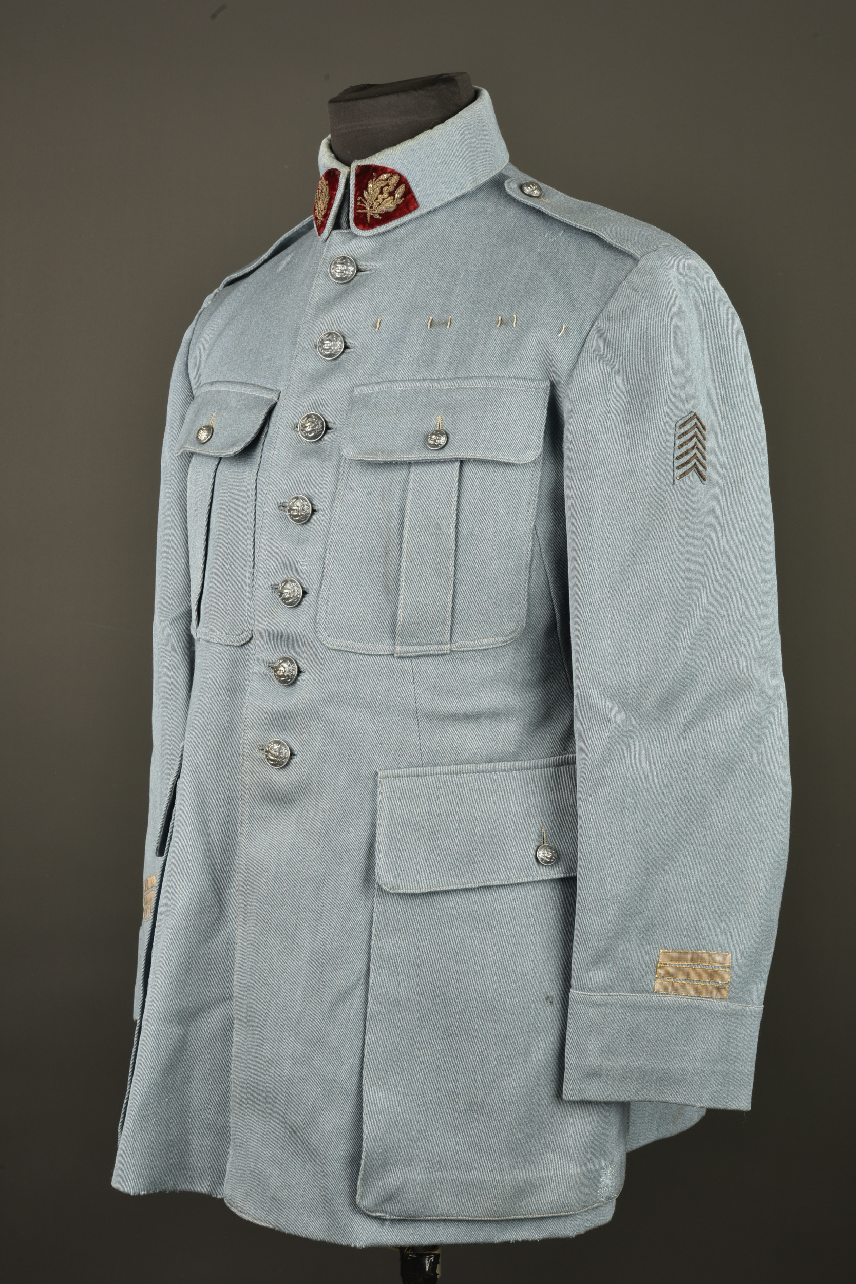 Tunique bleu horizon d'un capitaine médecin. Horizon blue tunic of a medical captain — photo 10