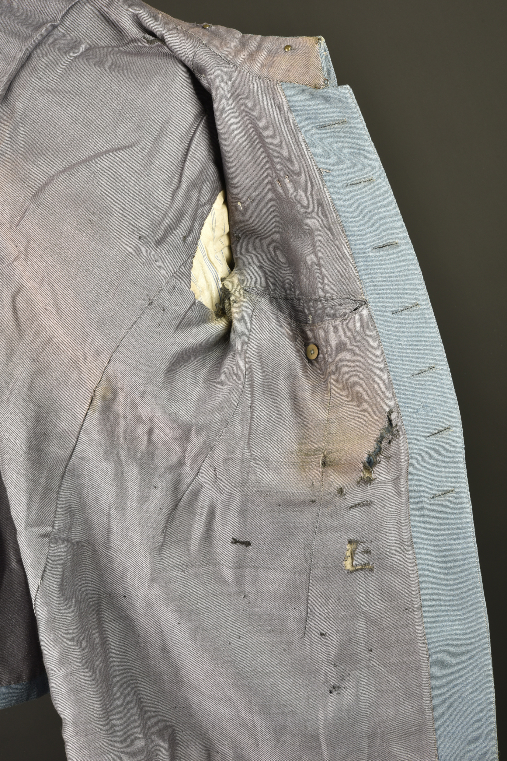 Tunique bleu horizon d'un capitaine médecin. Horizon blue tunic of a medical captain — photo 2