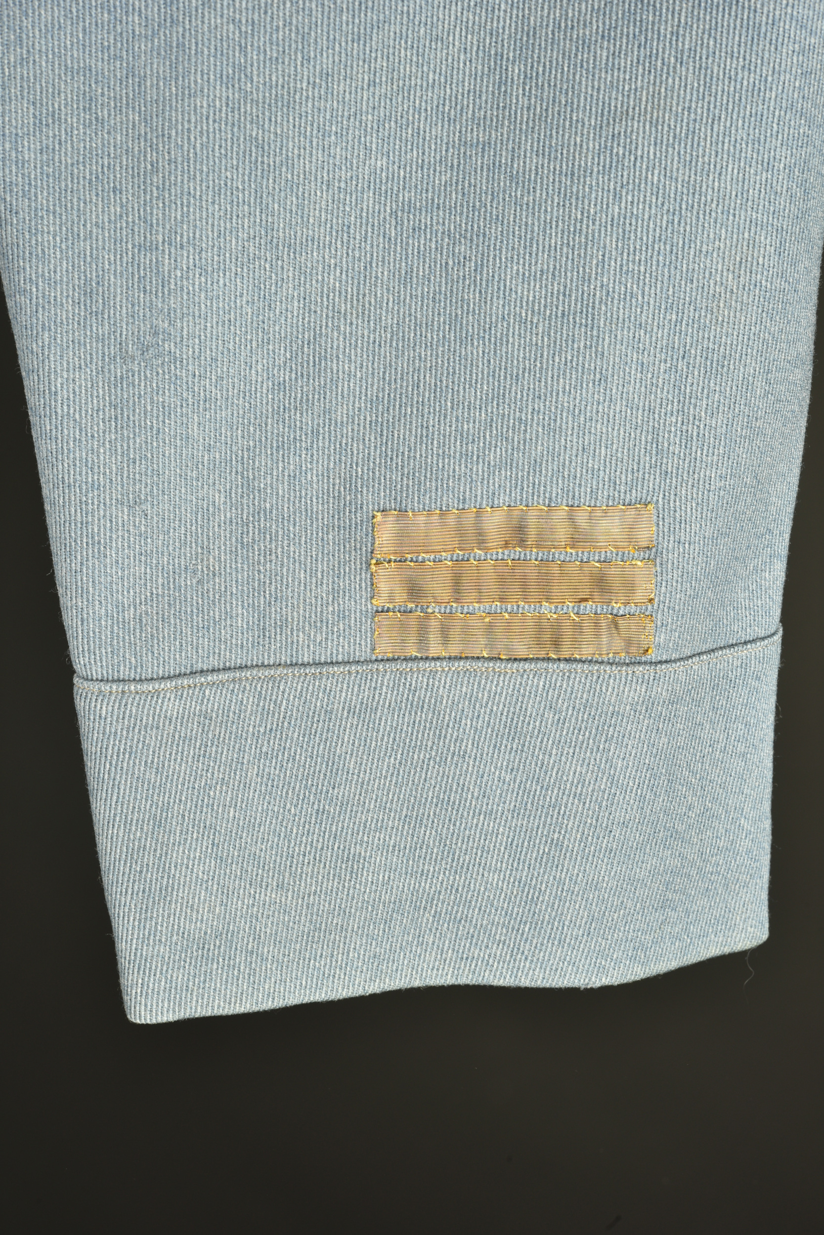 Tunique bleu horizon d'un capitaine médecin. Horizon blue tunic of a medical captain — photo 4