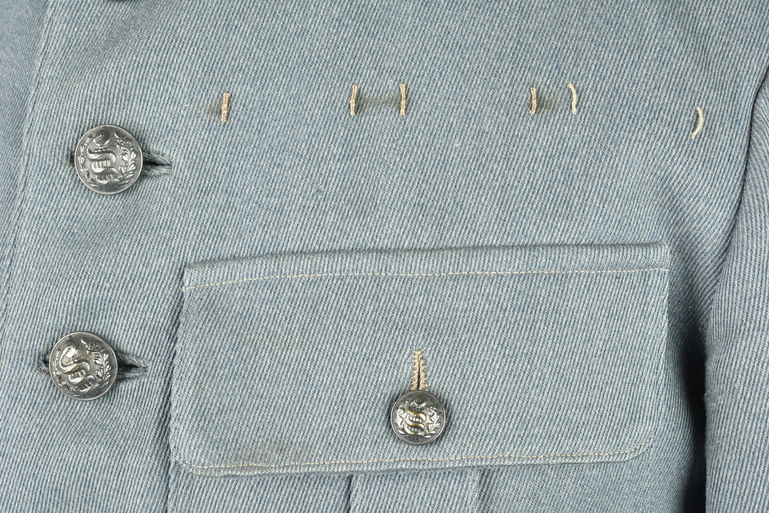 Tunique bleu horizon d'un capitaine médecin. Horizon blue tunic of a medical captain — photo 6