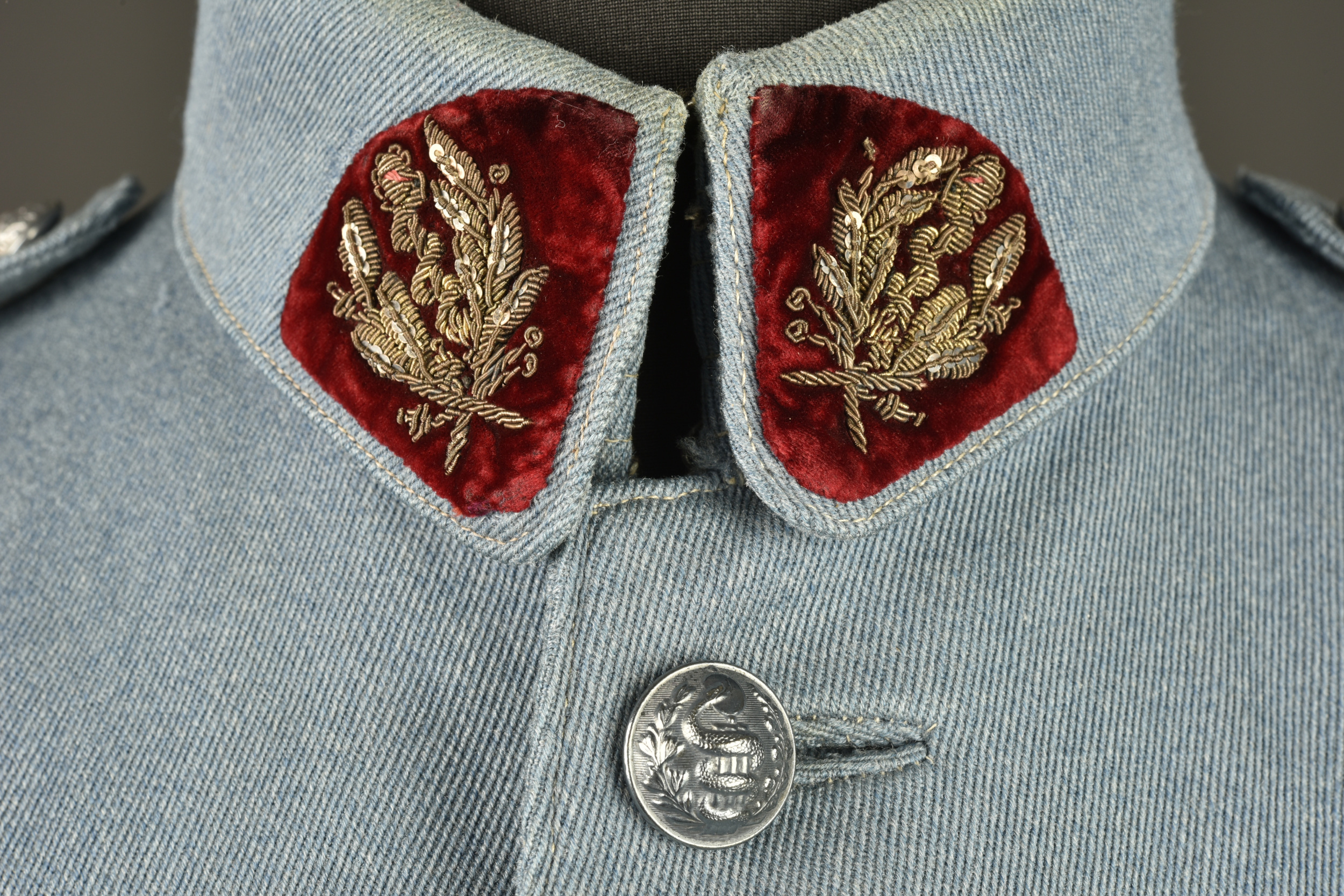 Tunique bleu horizon d'un capitaine médecin. Horizon blue tunic of a medical captain — photo 7