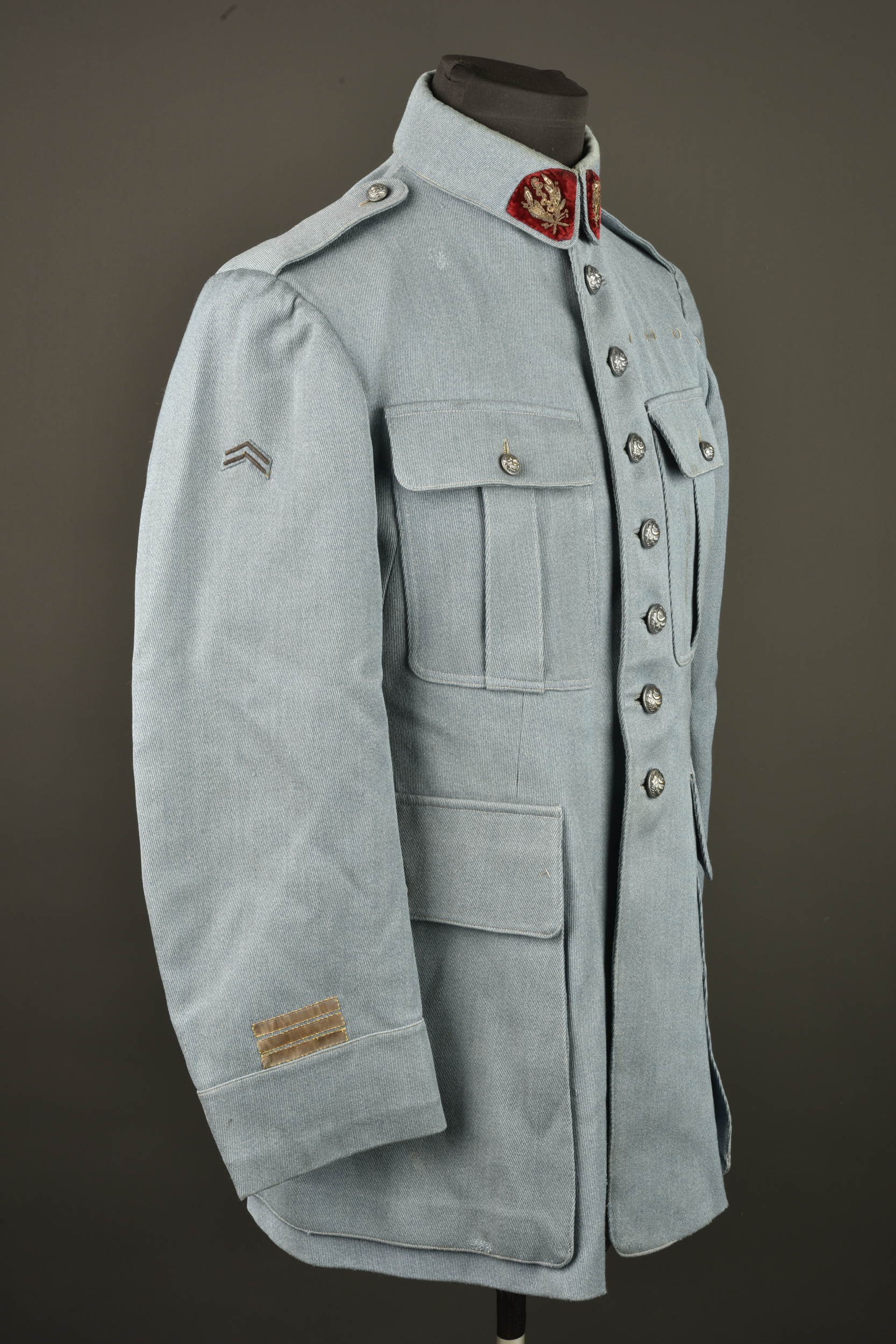 Tunique bleu horizon d'un capitaine médecin. Horizon blue tunic of a medical captain — photo 9