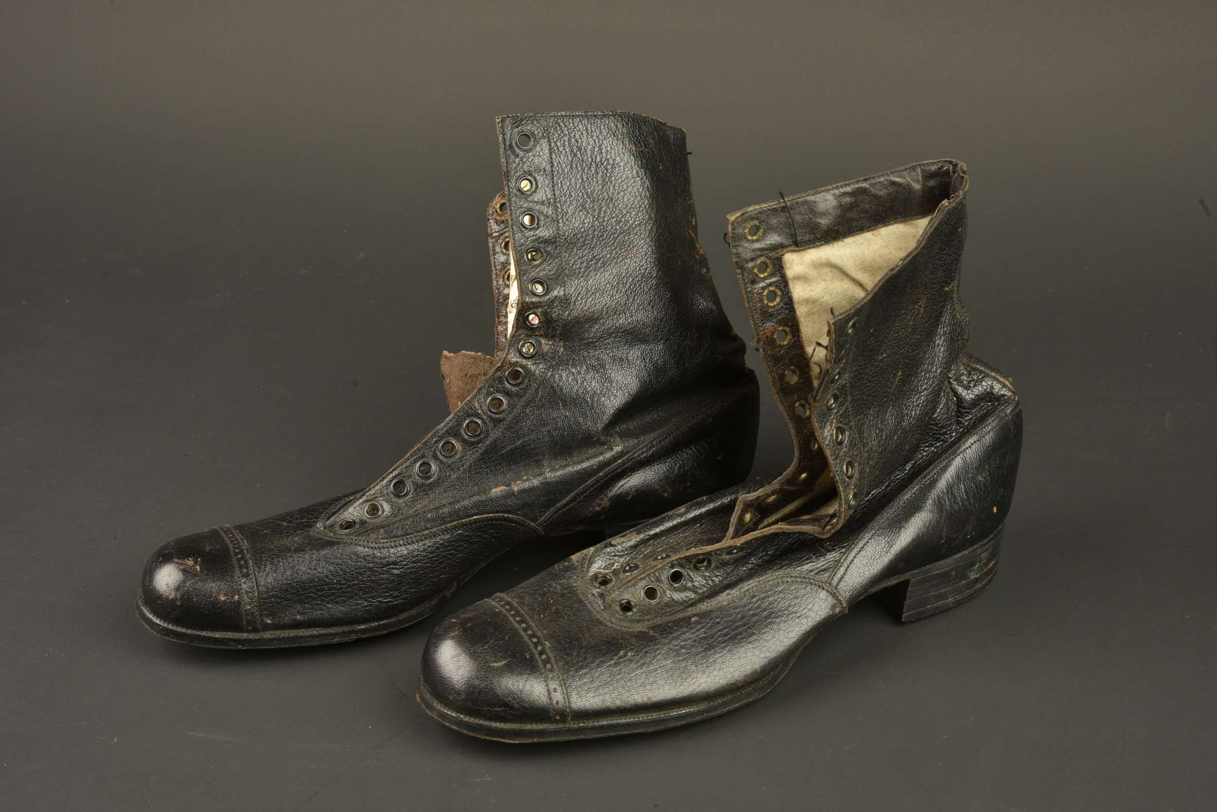 Paire de bottines d'infirmière française. Pair of French nurse’s ankle boots — photo 1