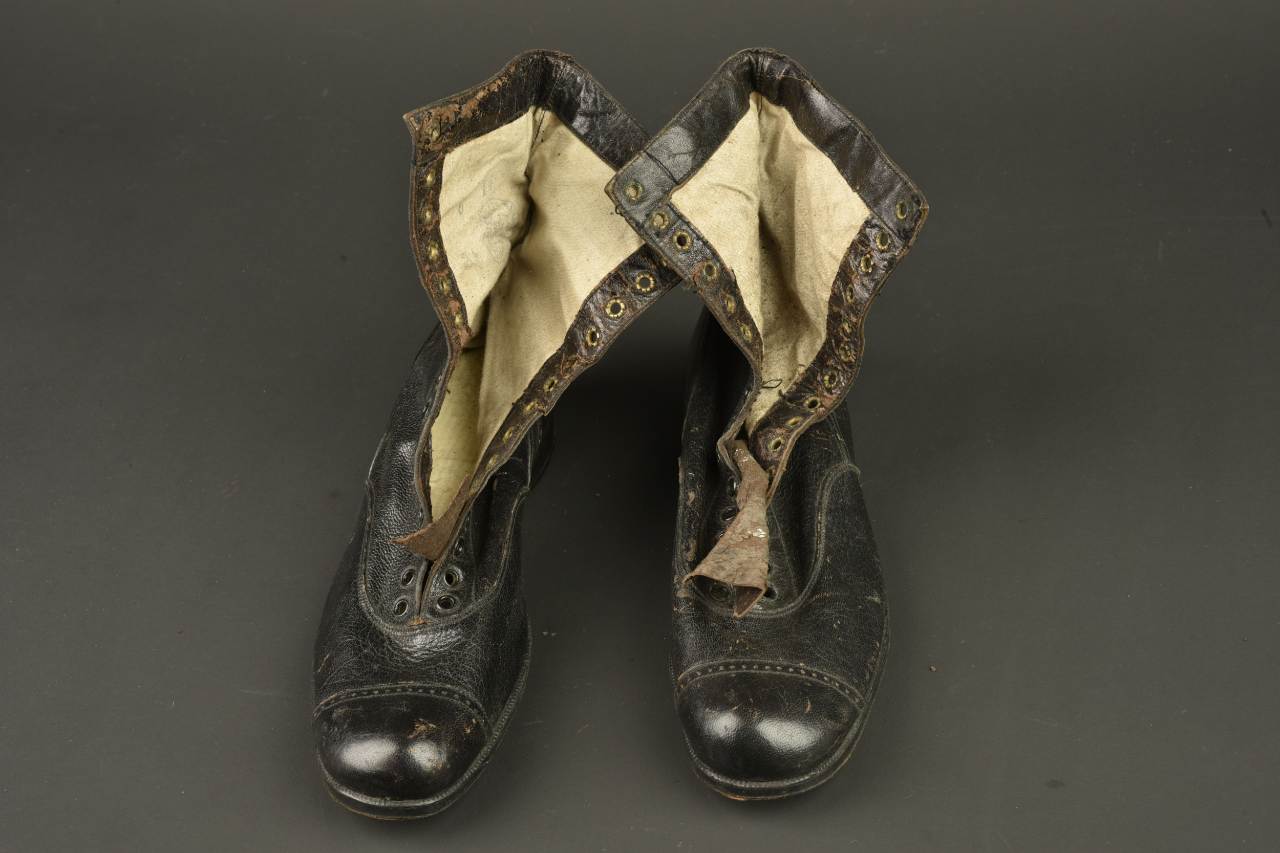 Paire de bottines d'infirmière française. Pair of French nurse’s ankle boots — photo 2
